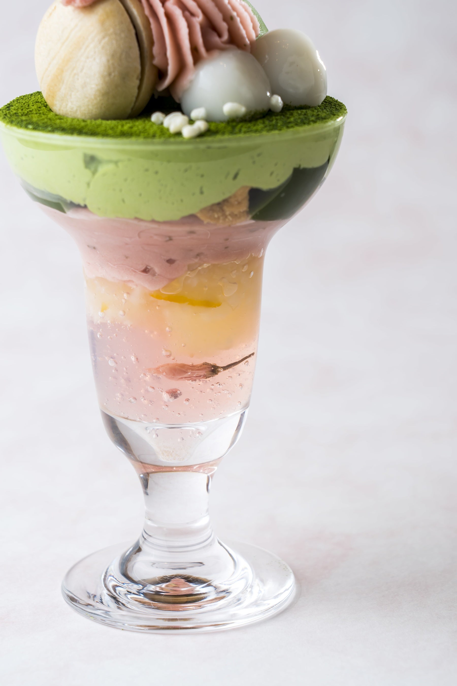 パフェの中には爽やかなジュレが。