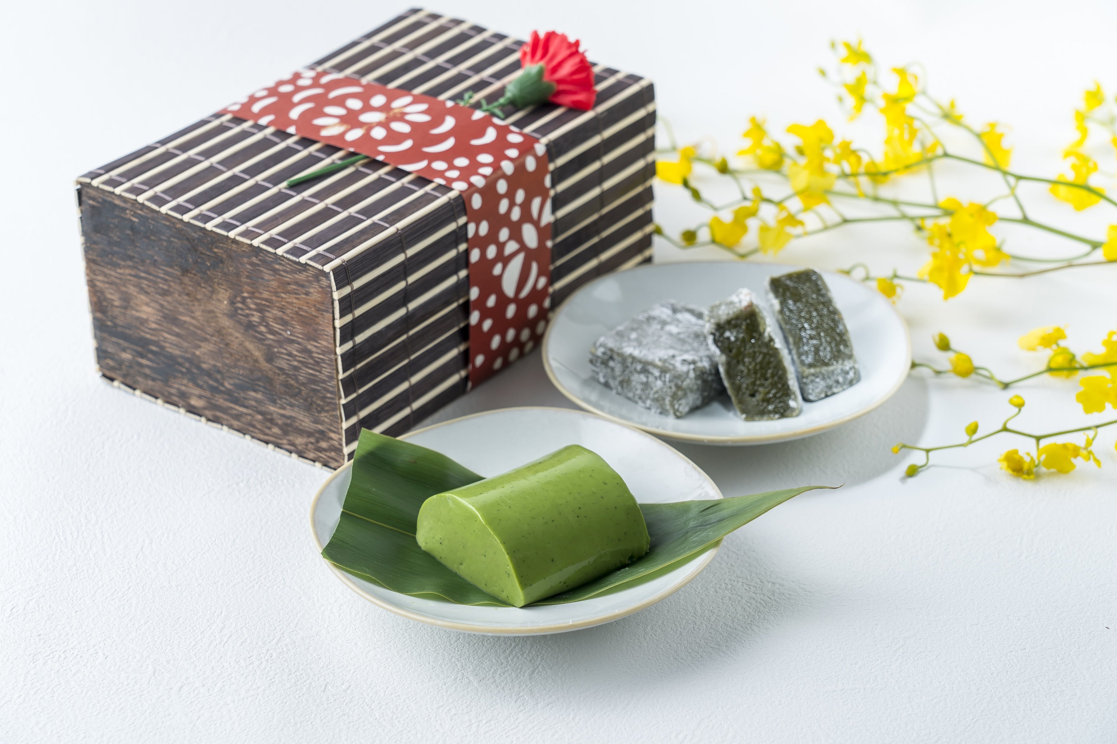 生菓子3種セットの素朴な味わいが、お茶の時間を華やかに。