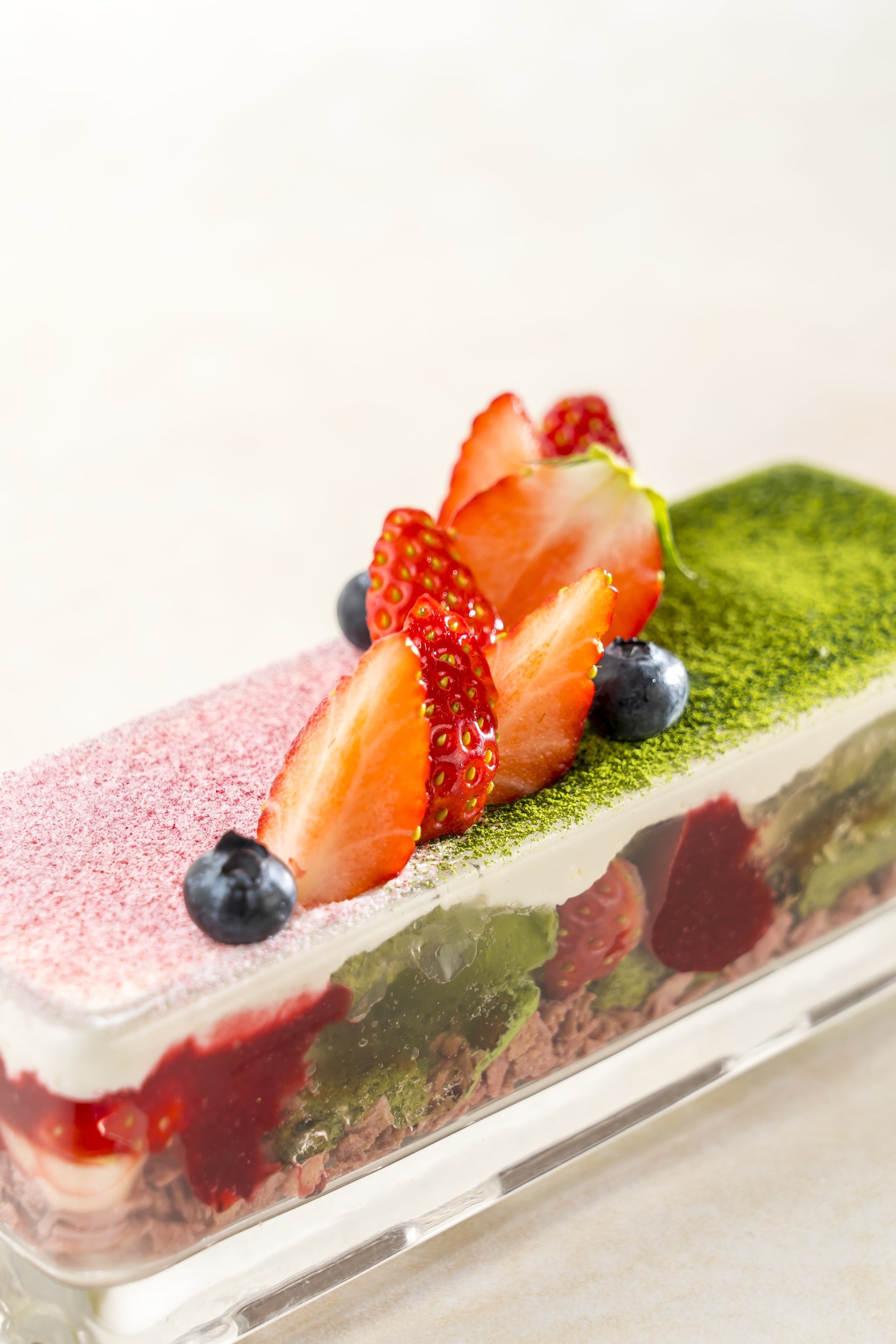 春陽の心ときめく 苺の抹茶パフェ