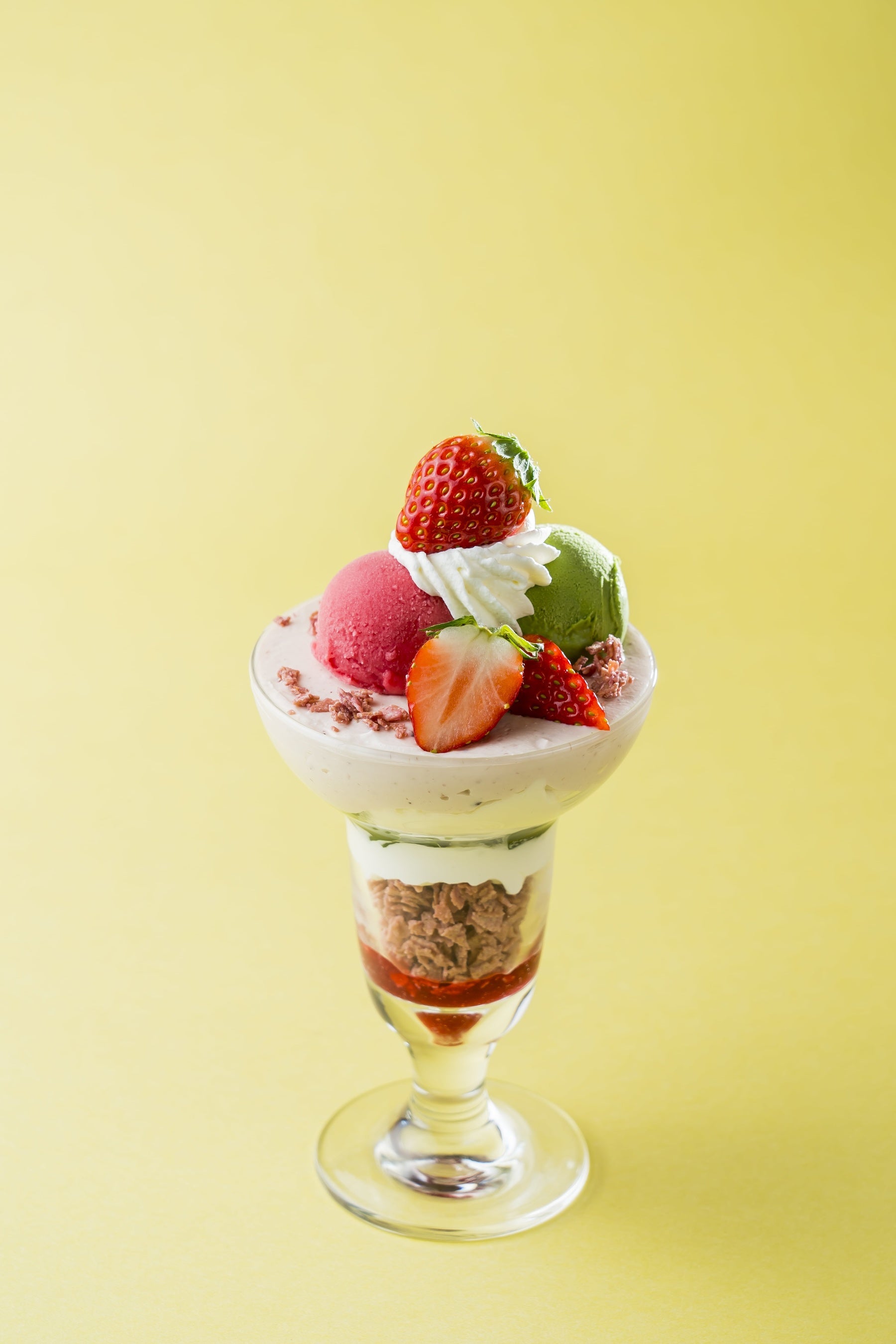 抹茶とベリーマスカルポーネのパフェ