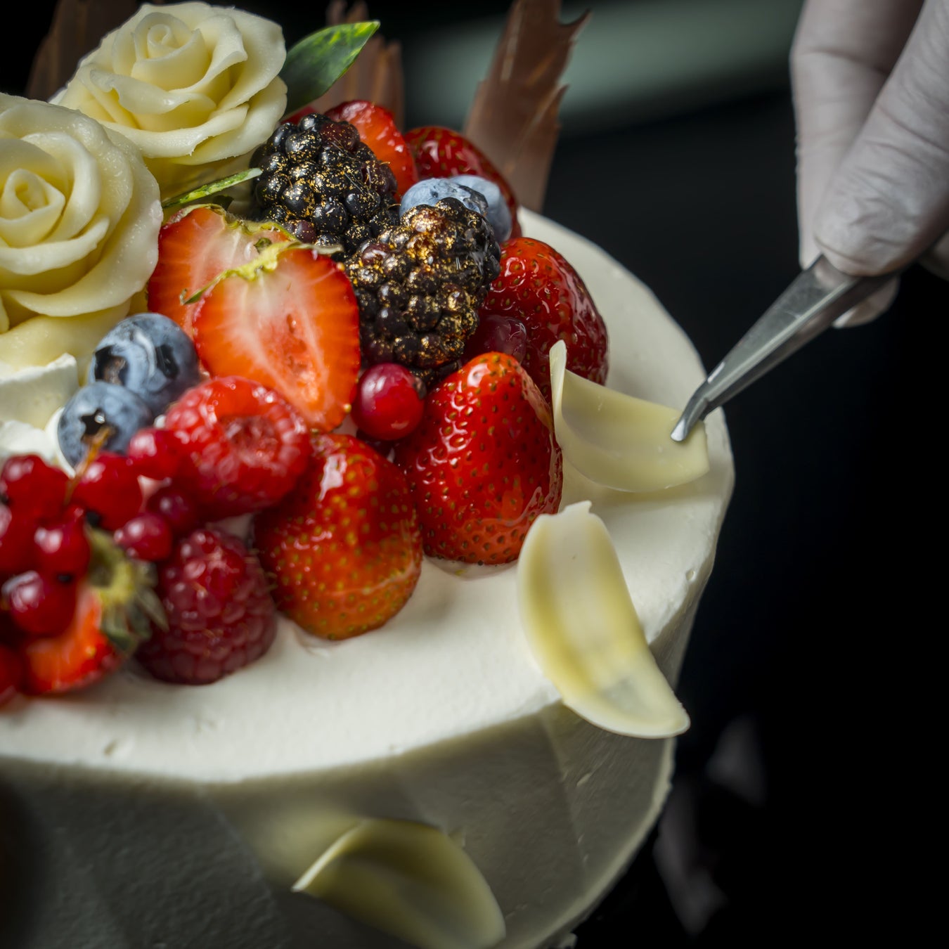 天使の羽をイメージした、繊細なホワイトチョコレートの飾り