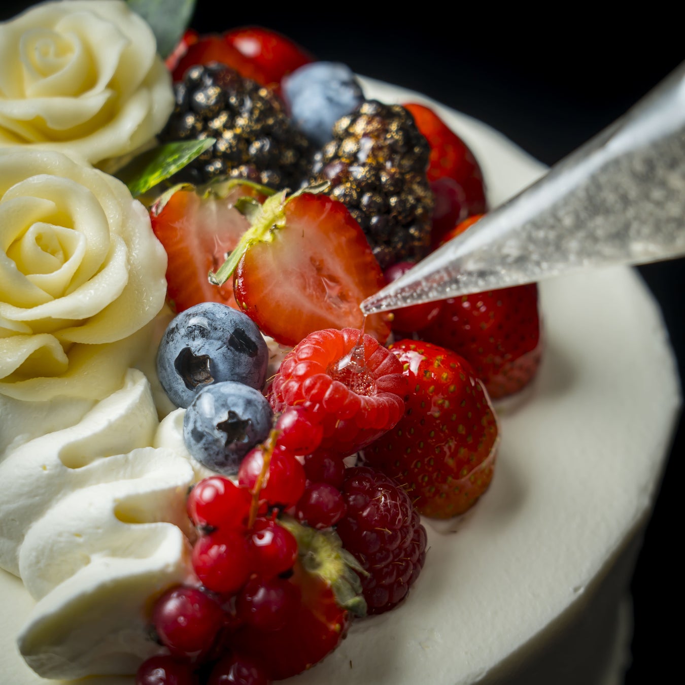 ケーキの魅力を引き立てる、フレッシュなあまおうと様々なベリー。