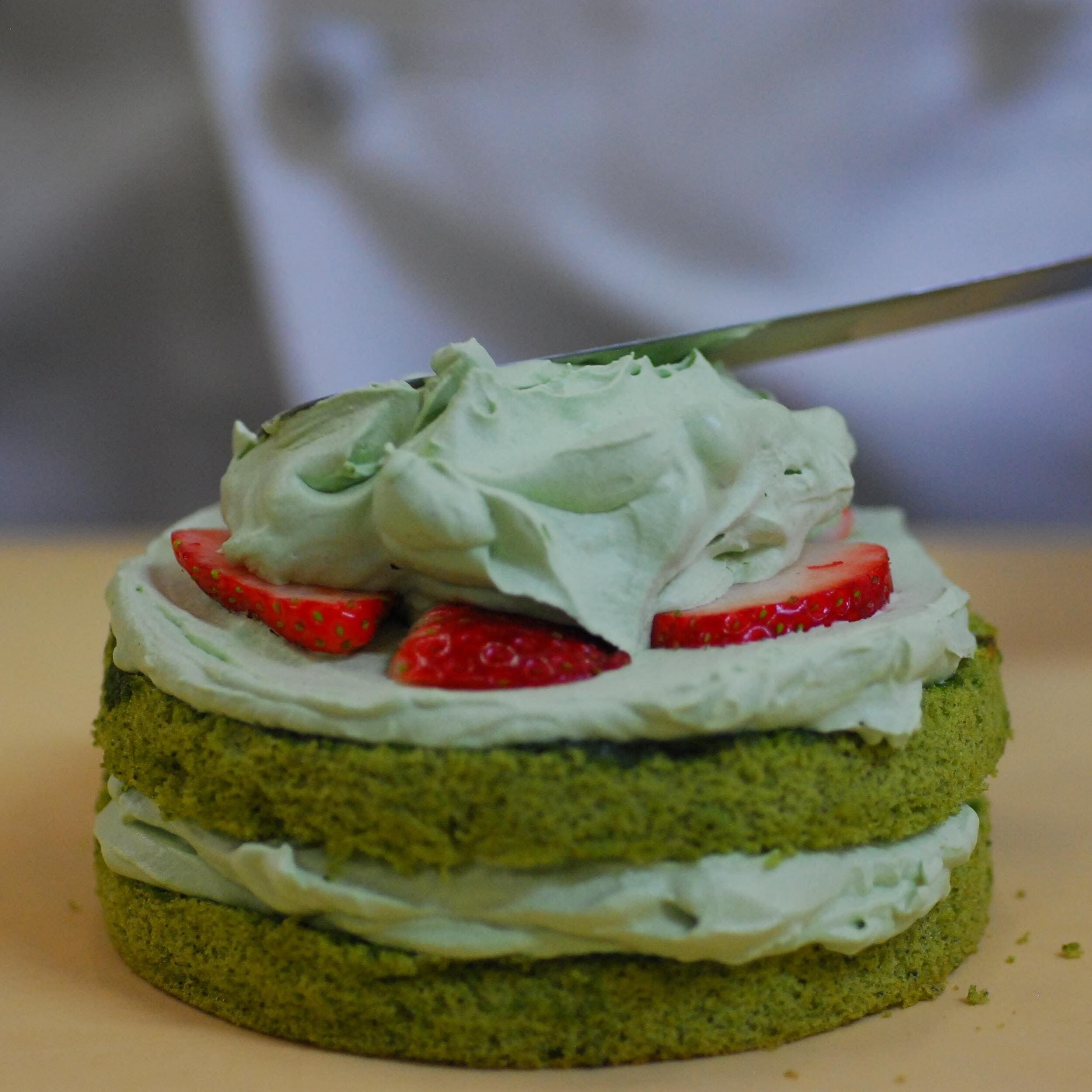 ふわふわの生クリームといちごをたっぷり挟み込んで。