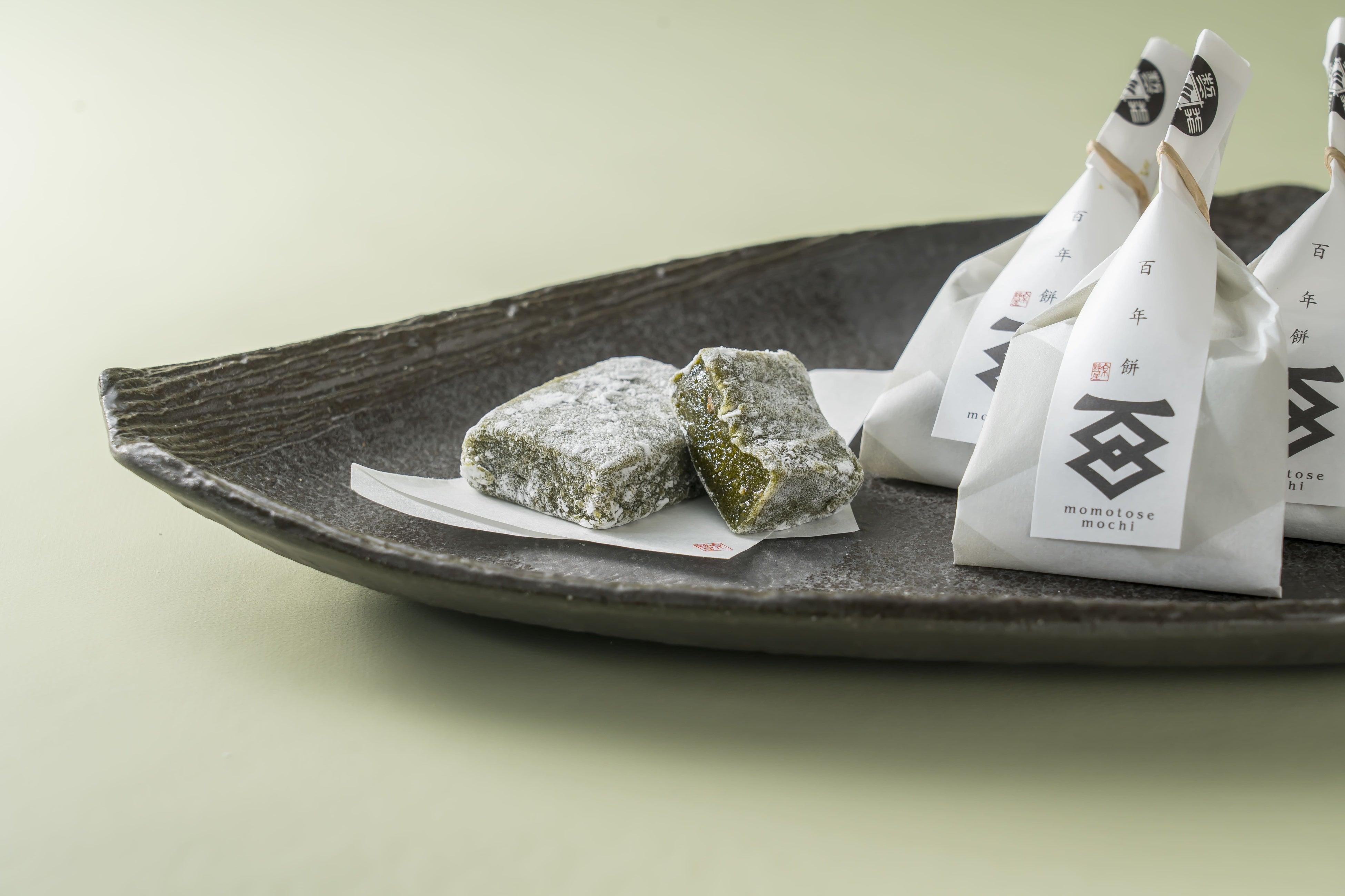 伊勢奉納の縁起良い「百年餅(ももとせもち)」は、6個入りのパッケージもお選び頂けます。