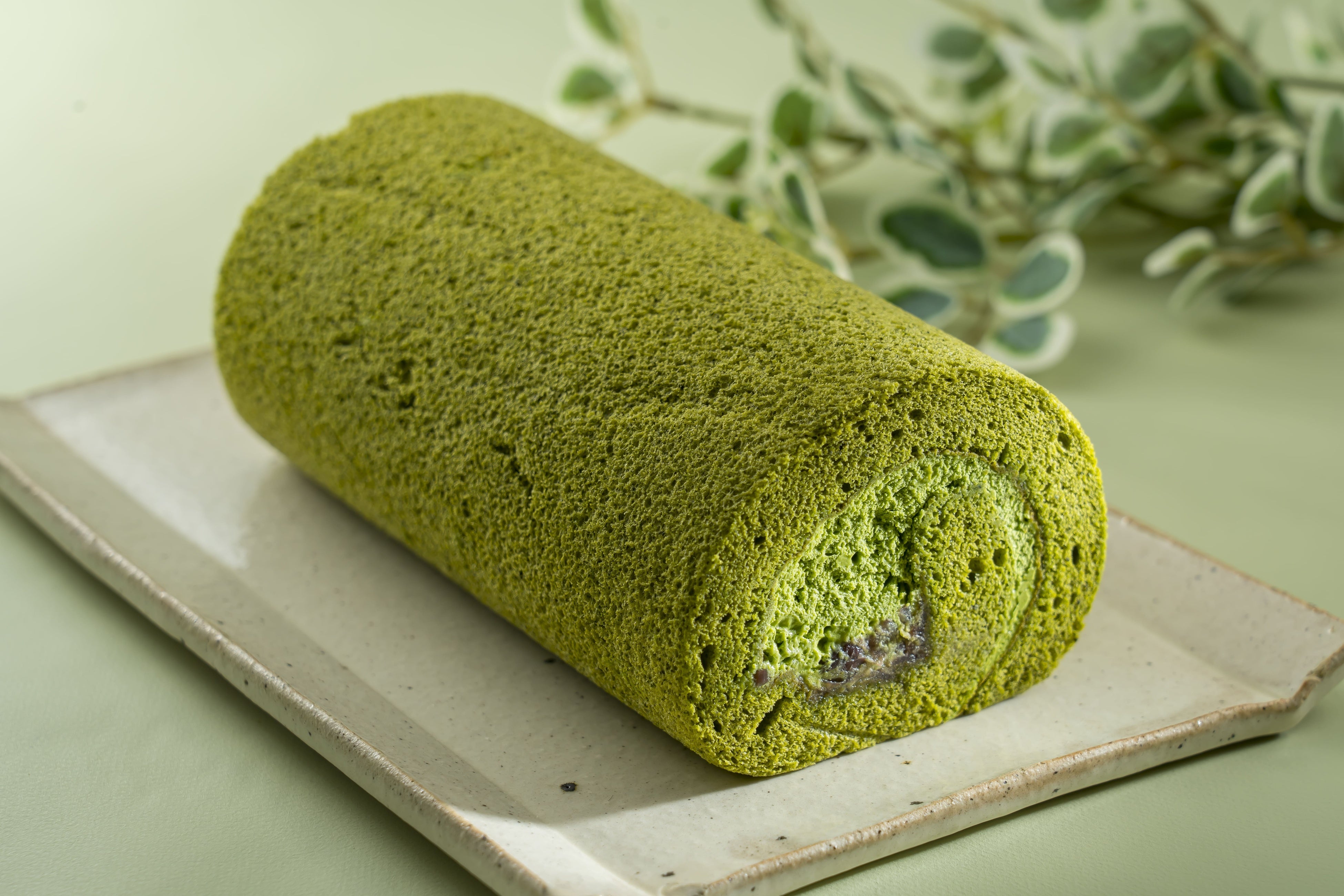 宇治抹茶を生地にもクリームにもたっぷりと。抹茶ロールケーキ 。