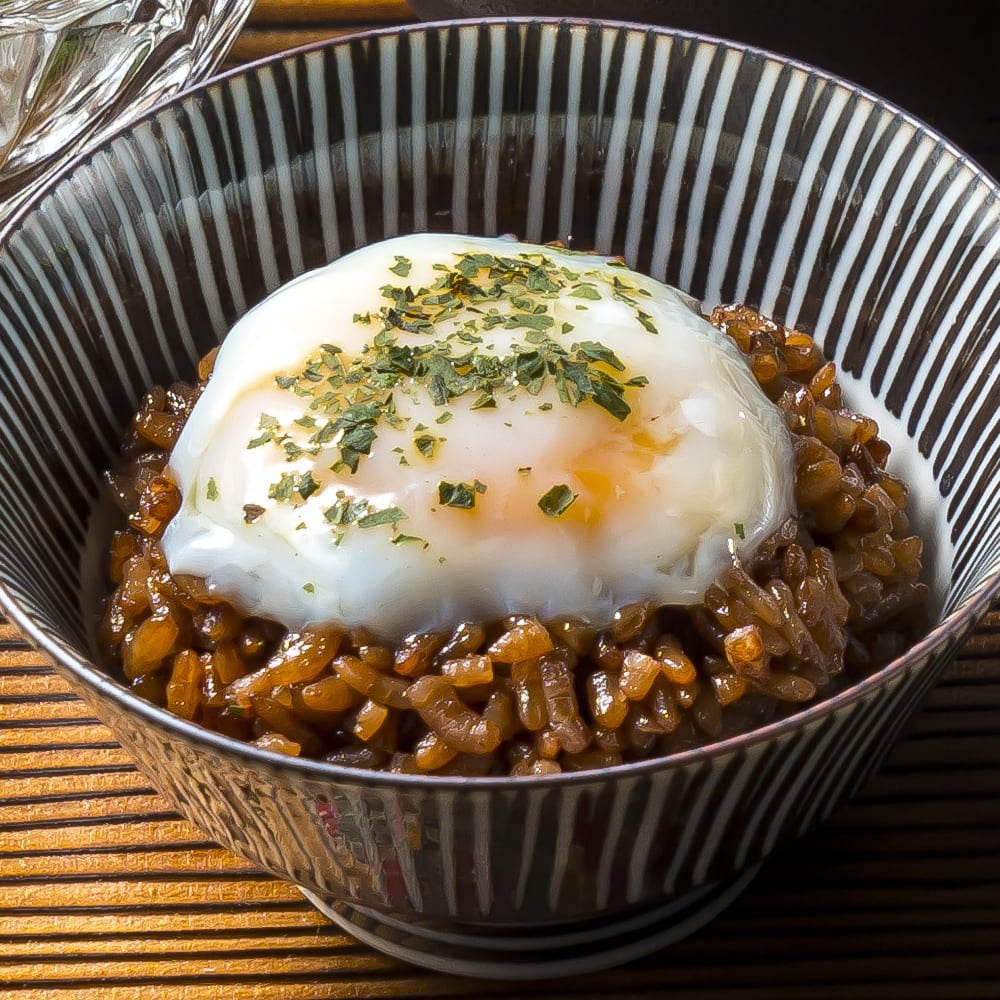 温泉卵の上にはぱらりと甜茶を振りかけて