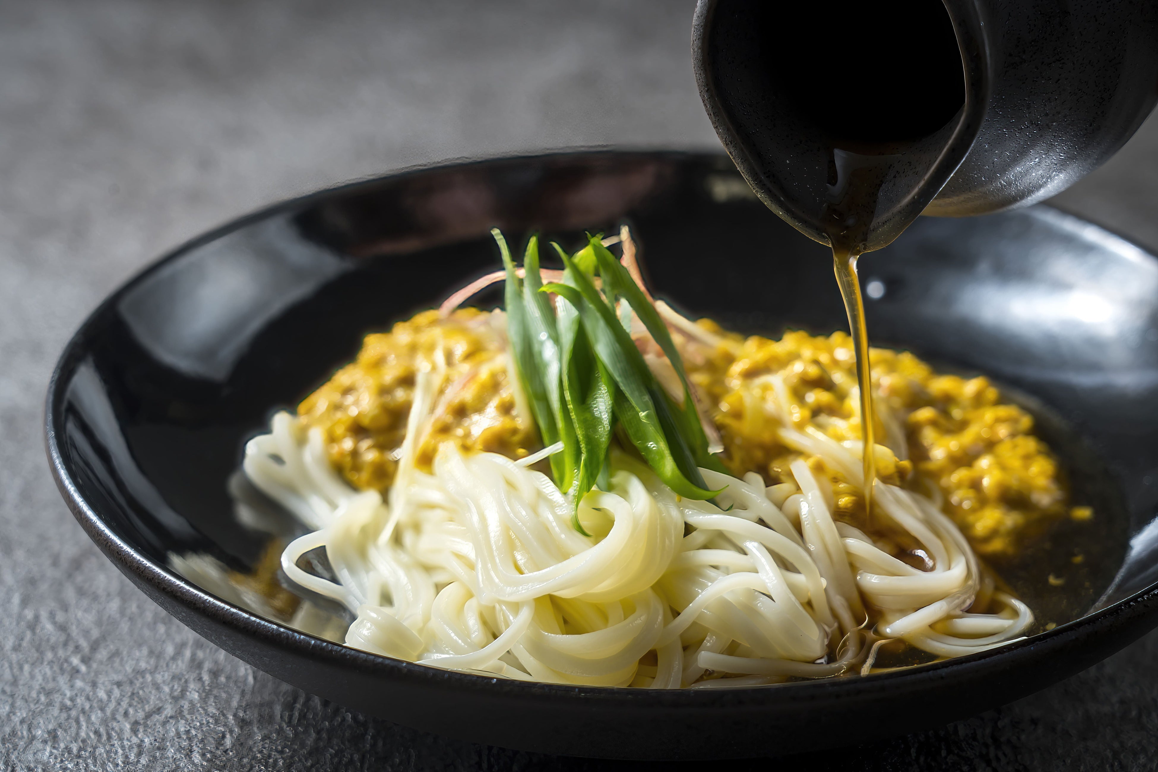 自家製割り出汁は少しずつお好みで注ぐのがおすすめ