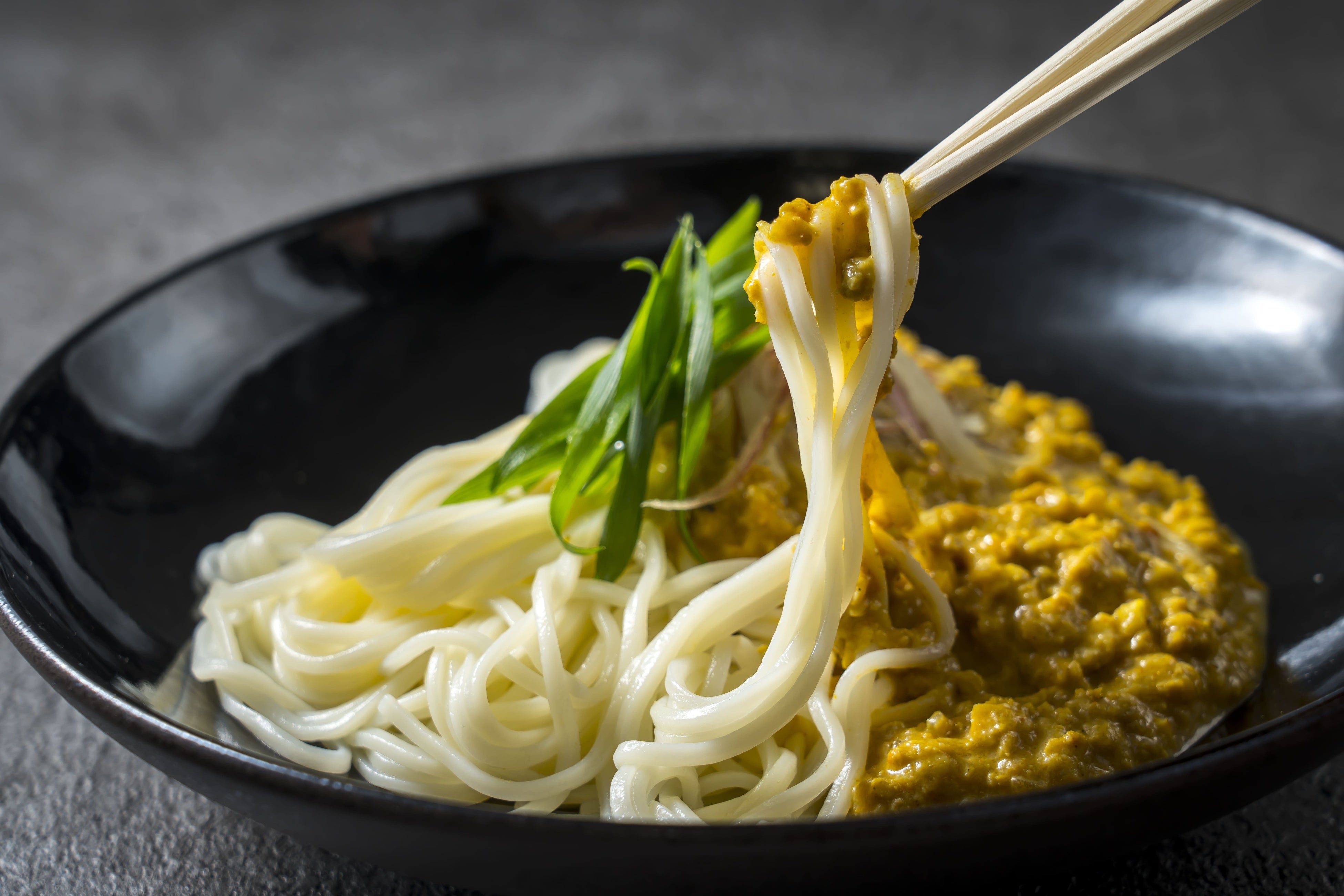 スパイシーなキーマカレーが麺にほどよく絡んで