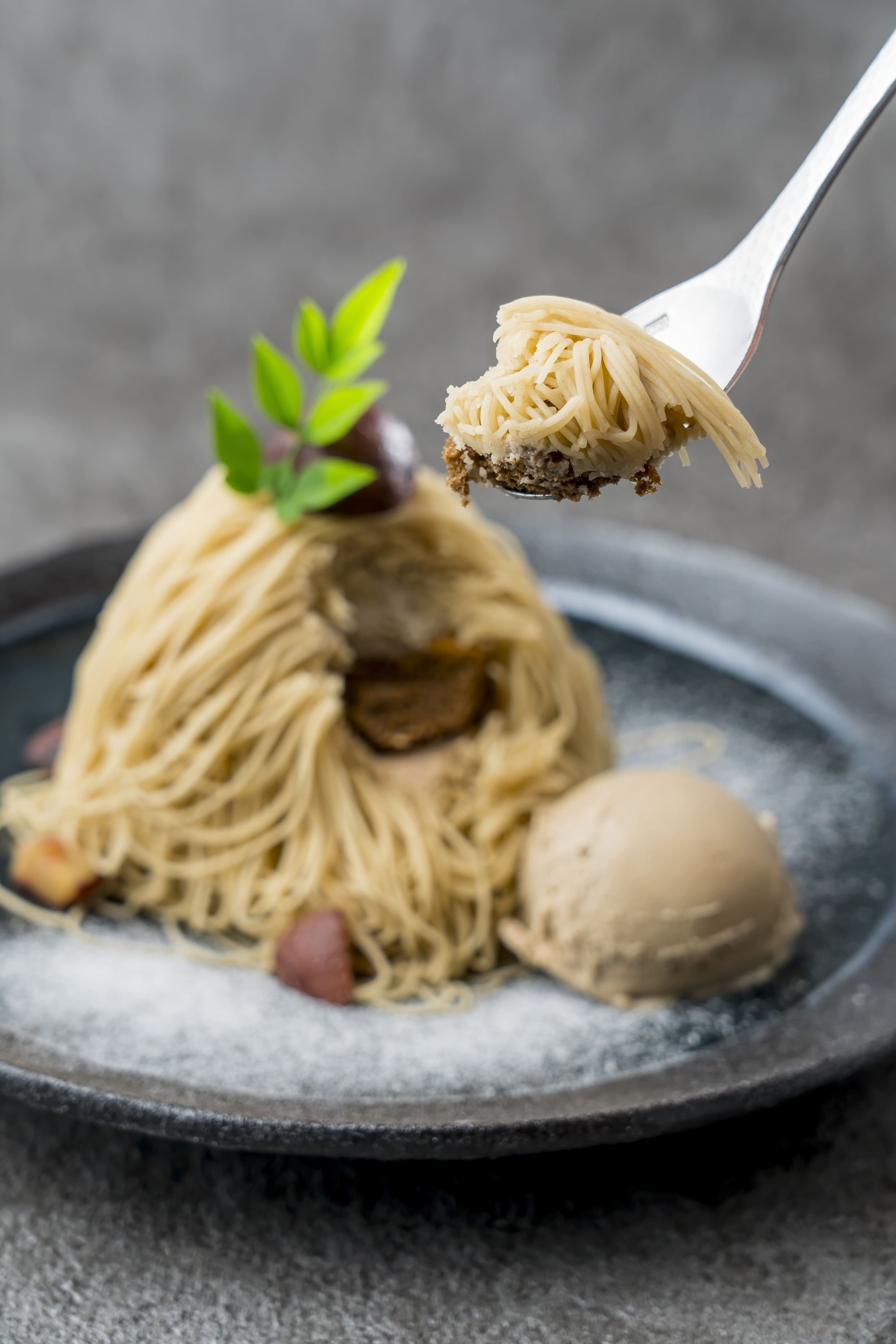 たっぷりのクリームの下には、食べ応えのある層が。