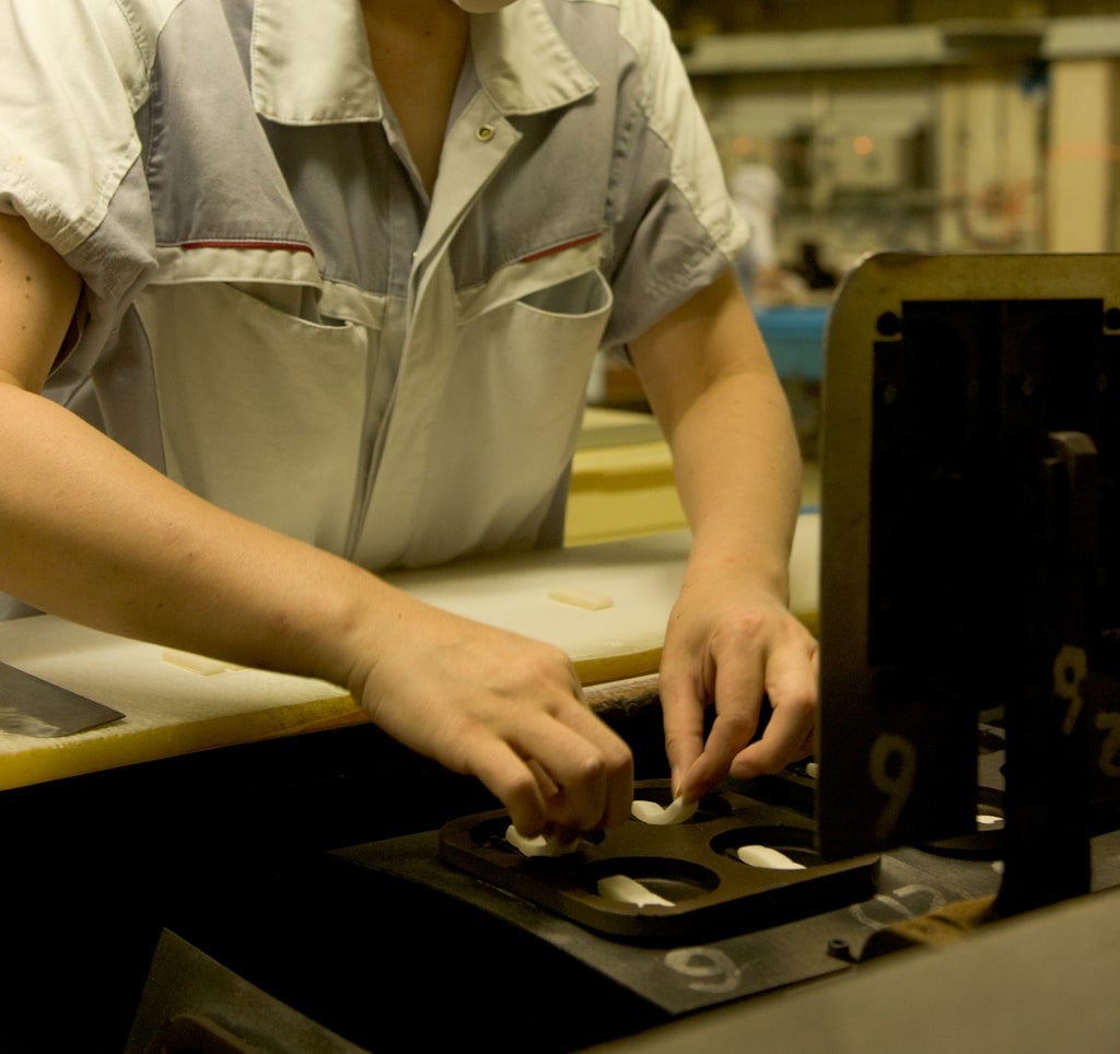 熟練の職人が一つ一つ手作業で焼き上げる。