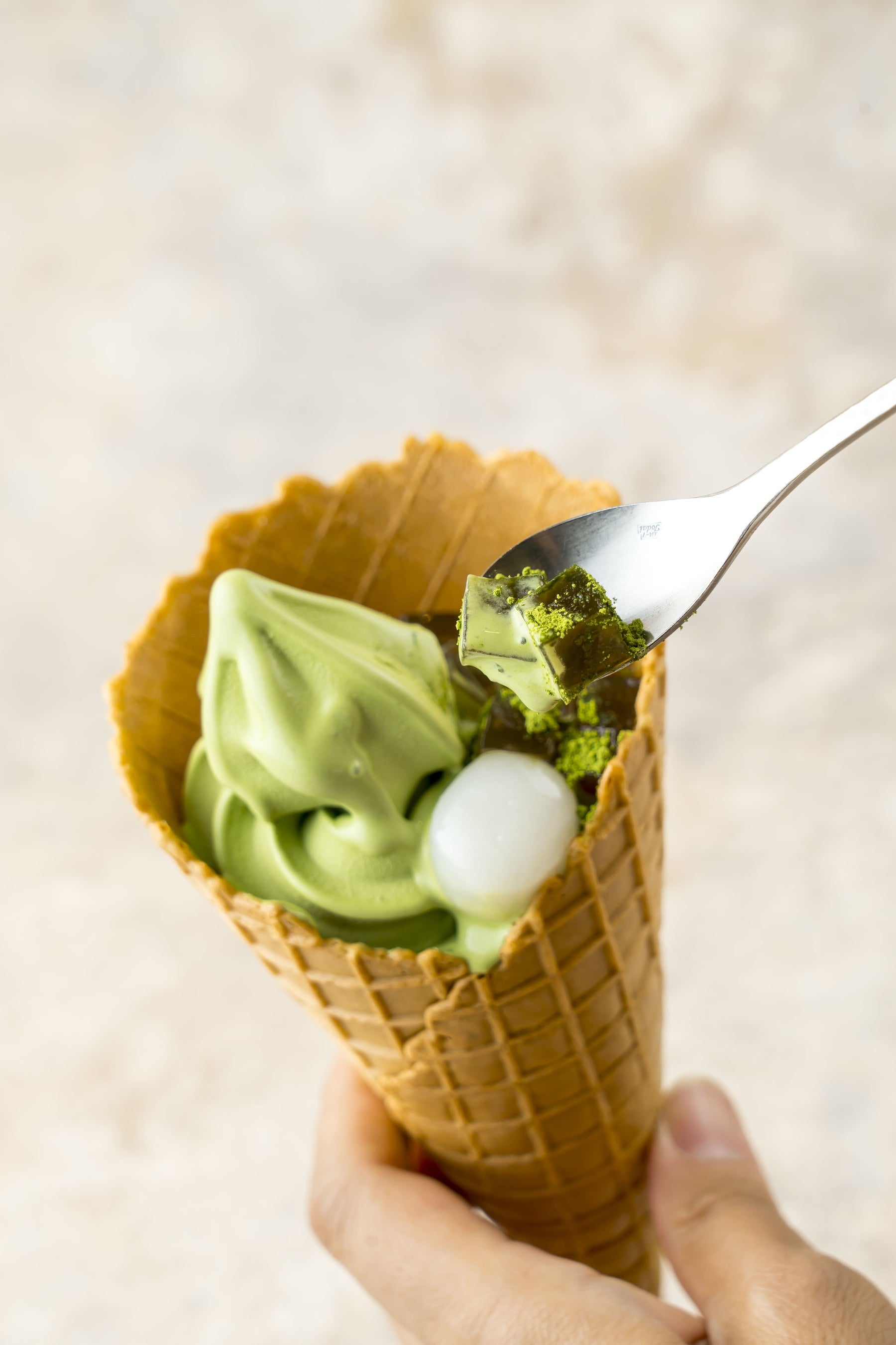 コクのある黒糖わらび餅は職人手作り。ソフトクリームとの相性もぴったりです。