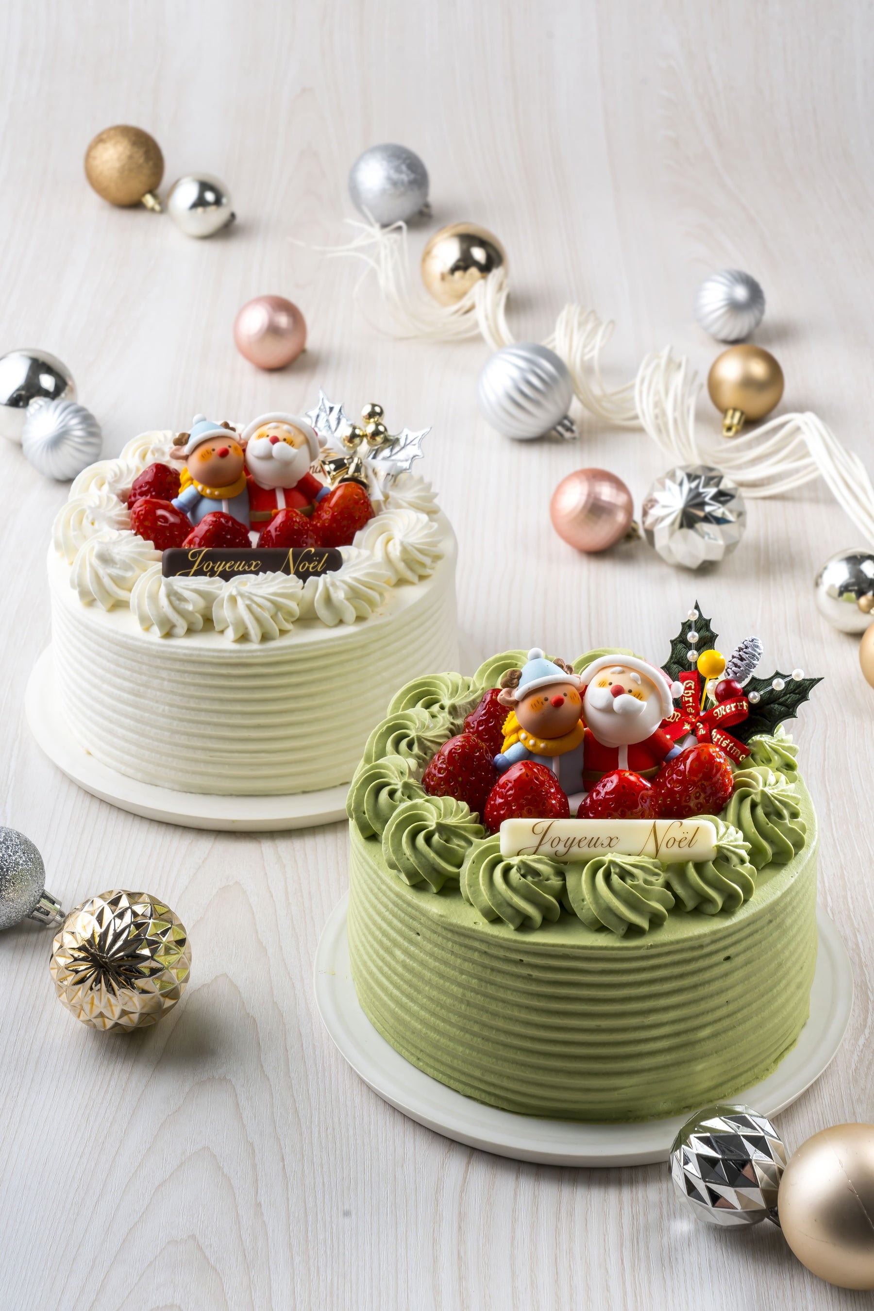 左）生クリーム 5号サイズ、右）抹茶 5号サイズ