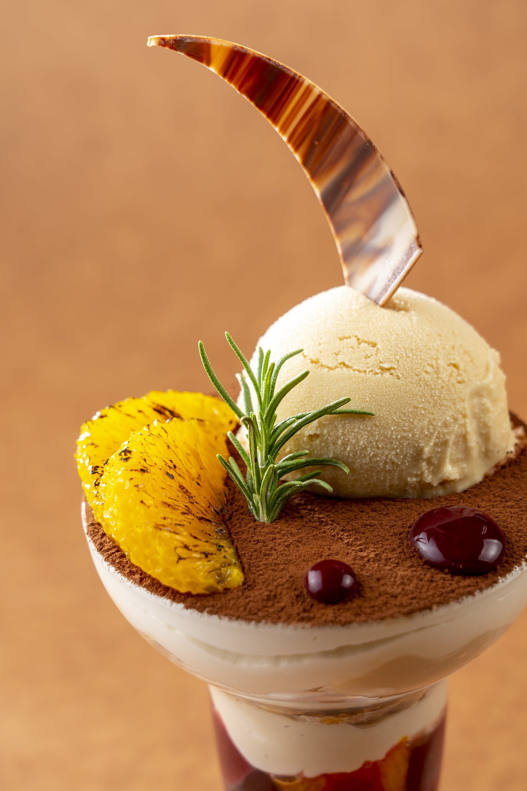 炙りオレンジの爽やかな香ばしさが見た目と味のアクセントに