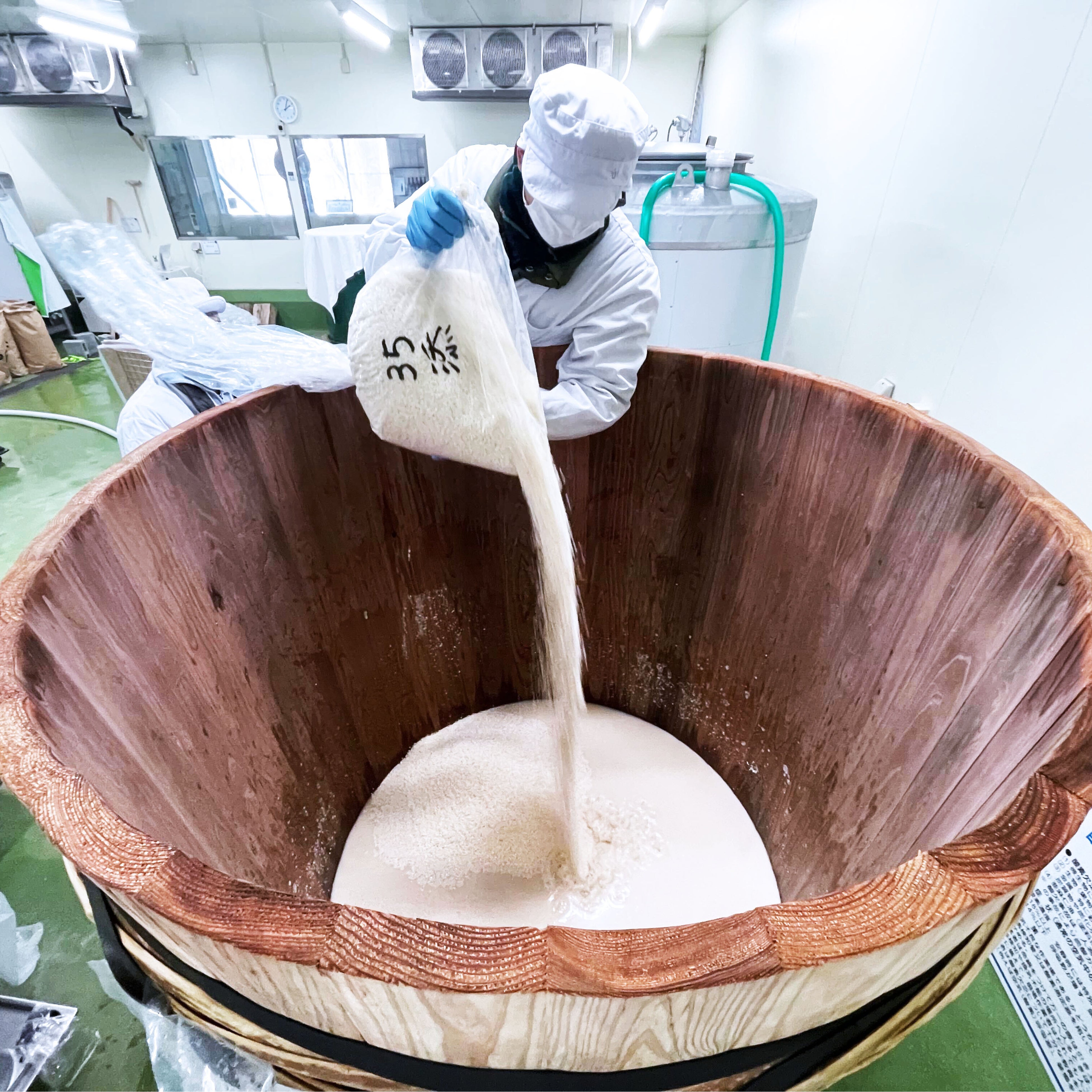 木桶での仕込みの様子