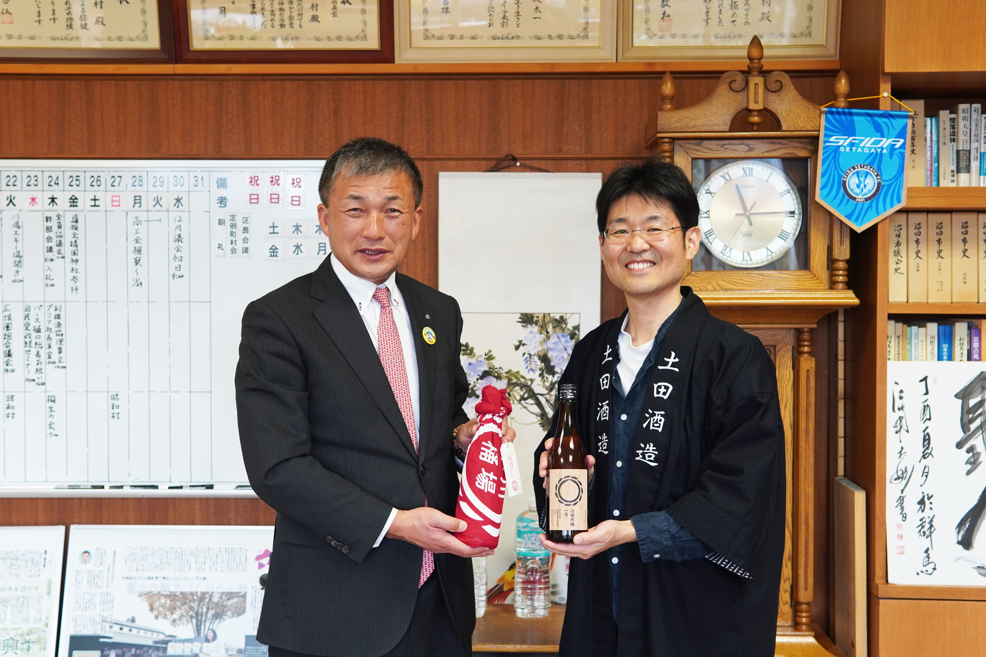 川場木桶一号の完成を村長に報告