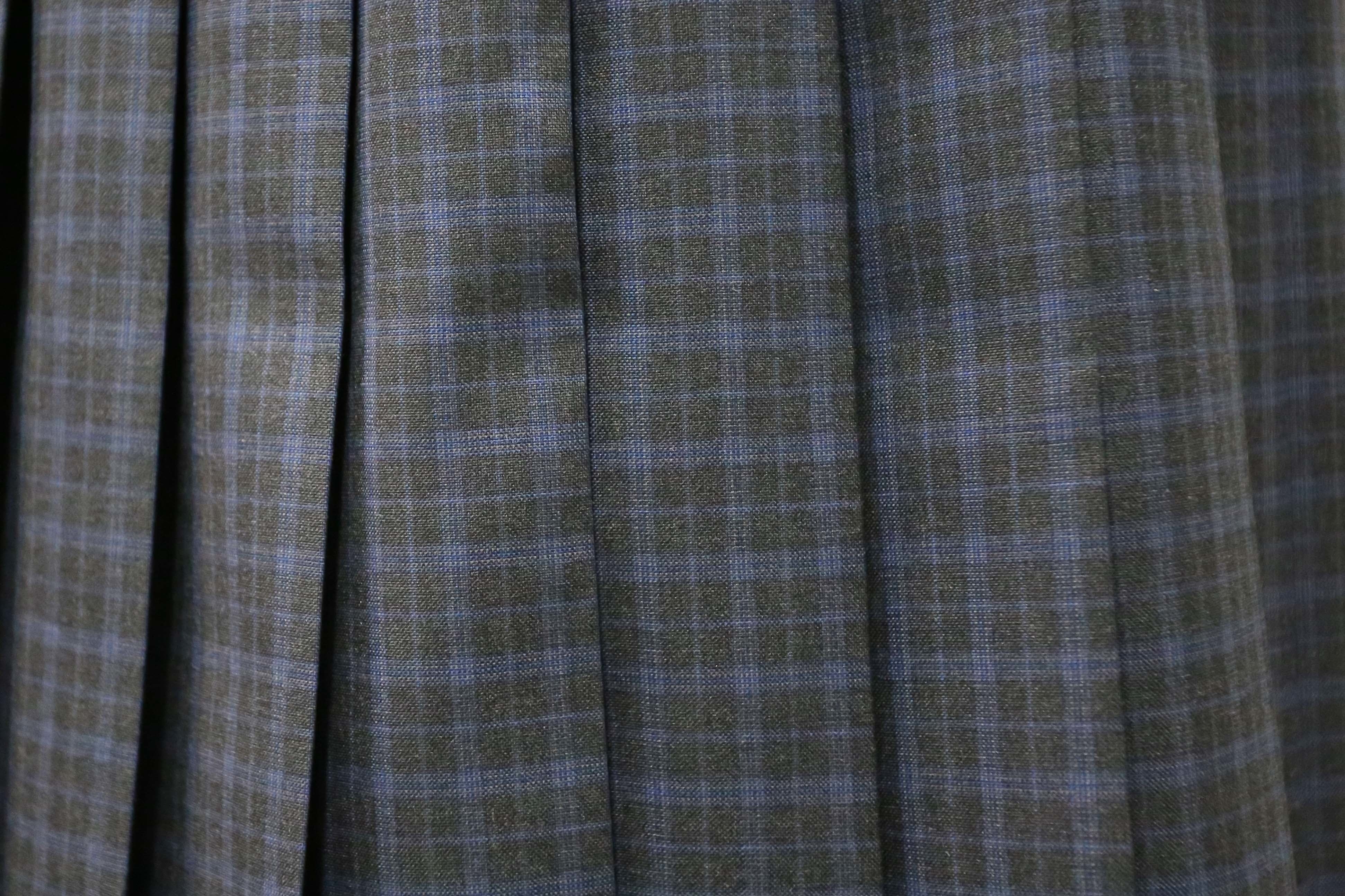 スカート・パンツはグレーに水色のチェック柄