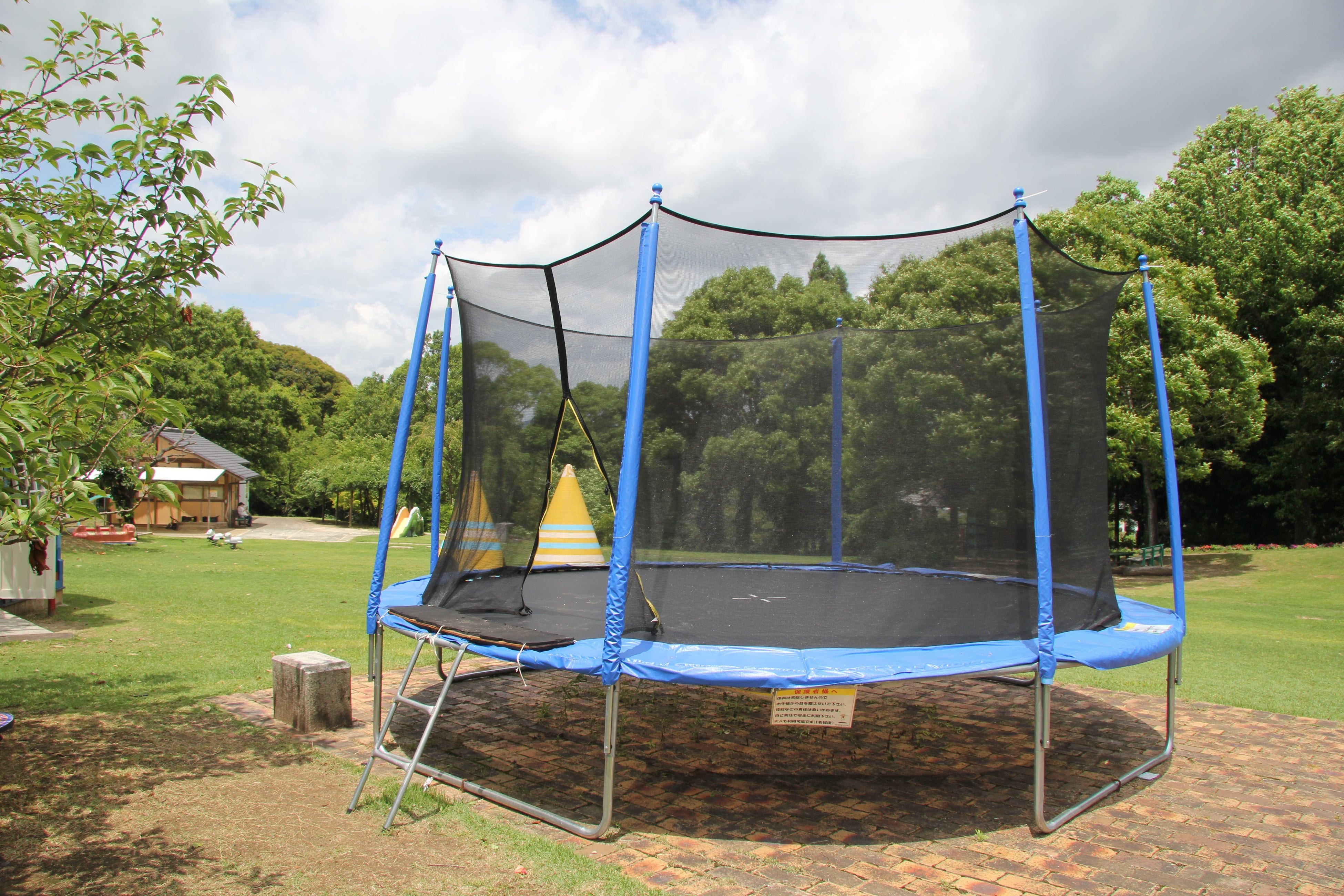 芝生広場のトランポリン