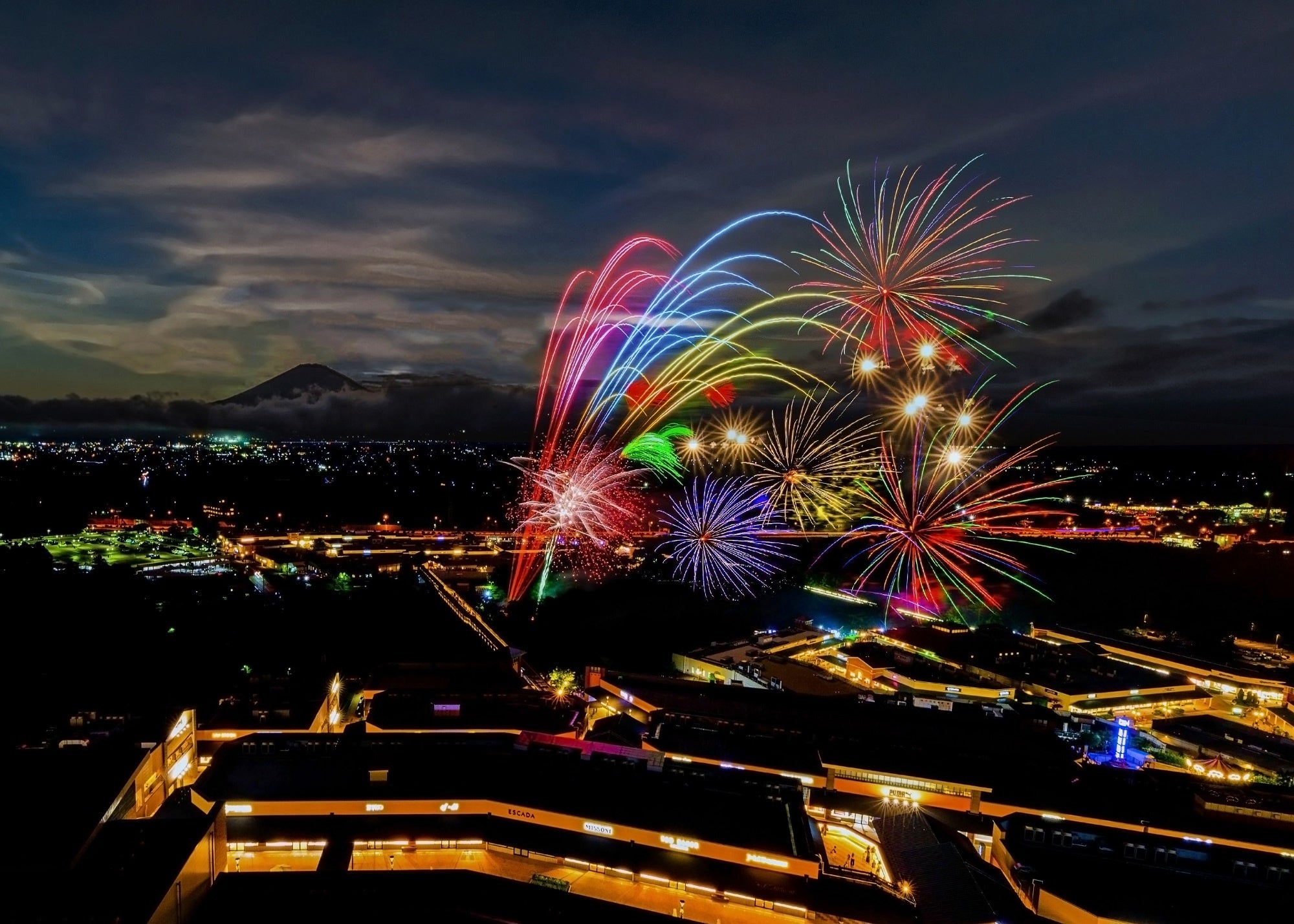 【新品アウトレット、送料込みに変更可】SANTACRUZ 5.8 Batmo 埋込四角アウトレットボックス (スタット無) 未来工業 【通販