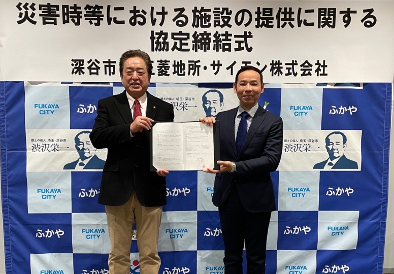 （写真左）深谷市 小島 進 市長　　（写真右）　ふかや花園プレミアム・アウトレット　支配人　相本 泰裕