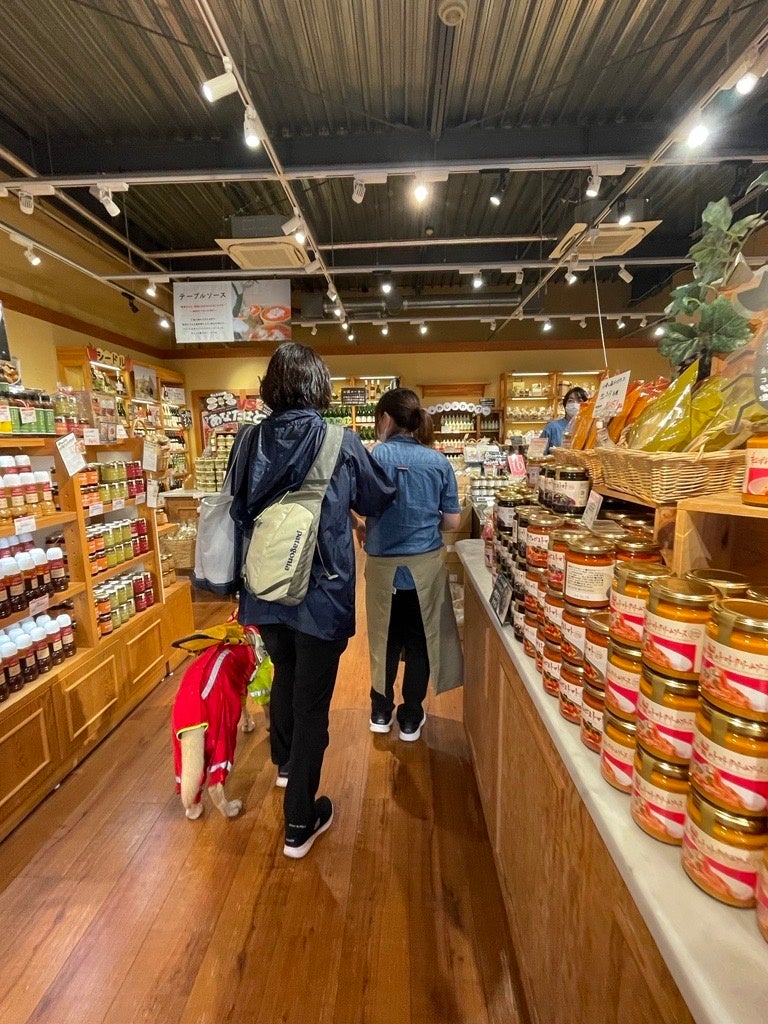 「手引き」により店内を誘導