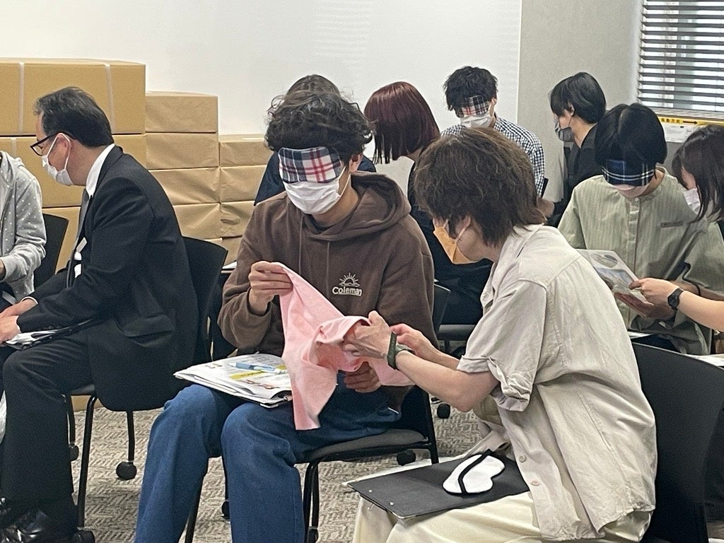 触感や説明で、どんな商品かを想像する難しさを体験