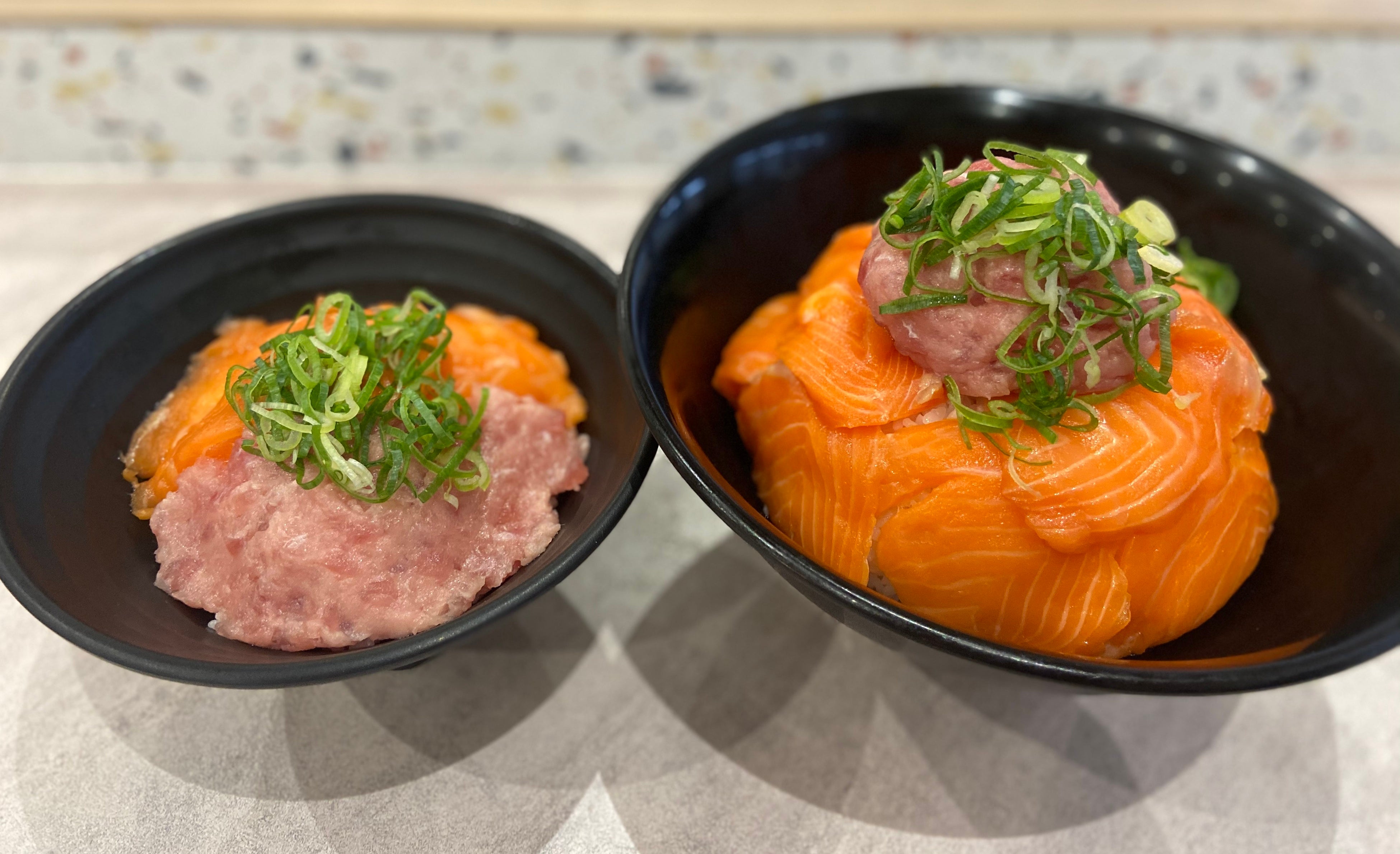 (左)通常サイズ(360kg)、(右)サーモンてんこ盛りネギトロ丼(820g)