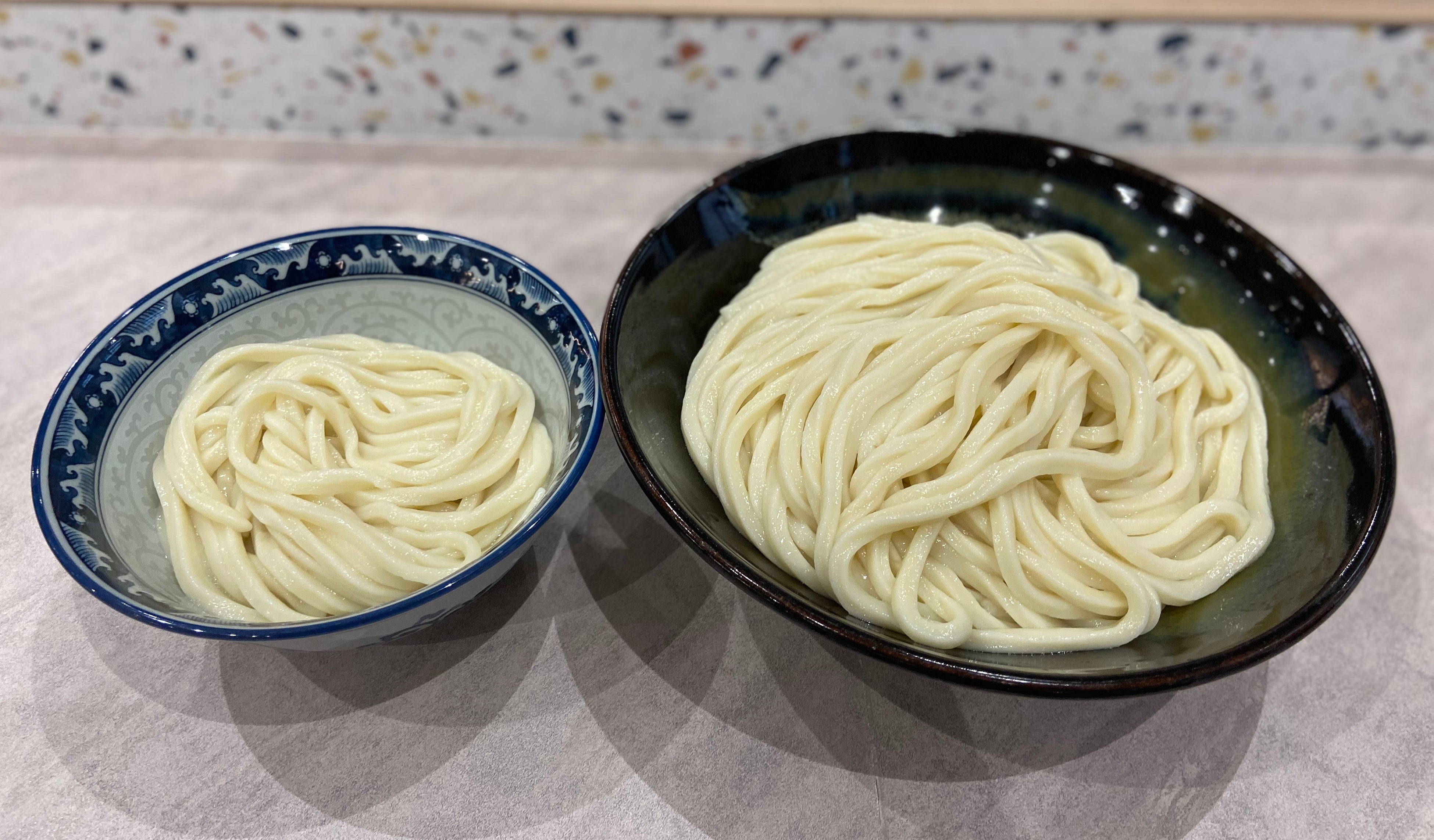 (左)通常サイズ(300kg)、(右)得々もりもりサイズ(1.2kg)