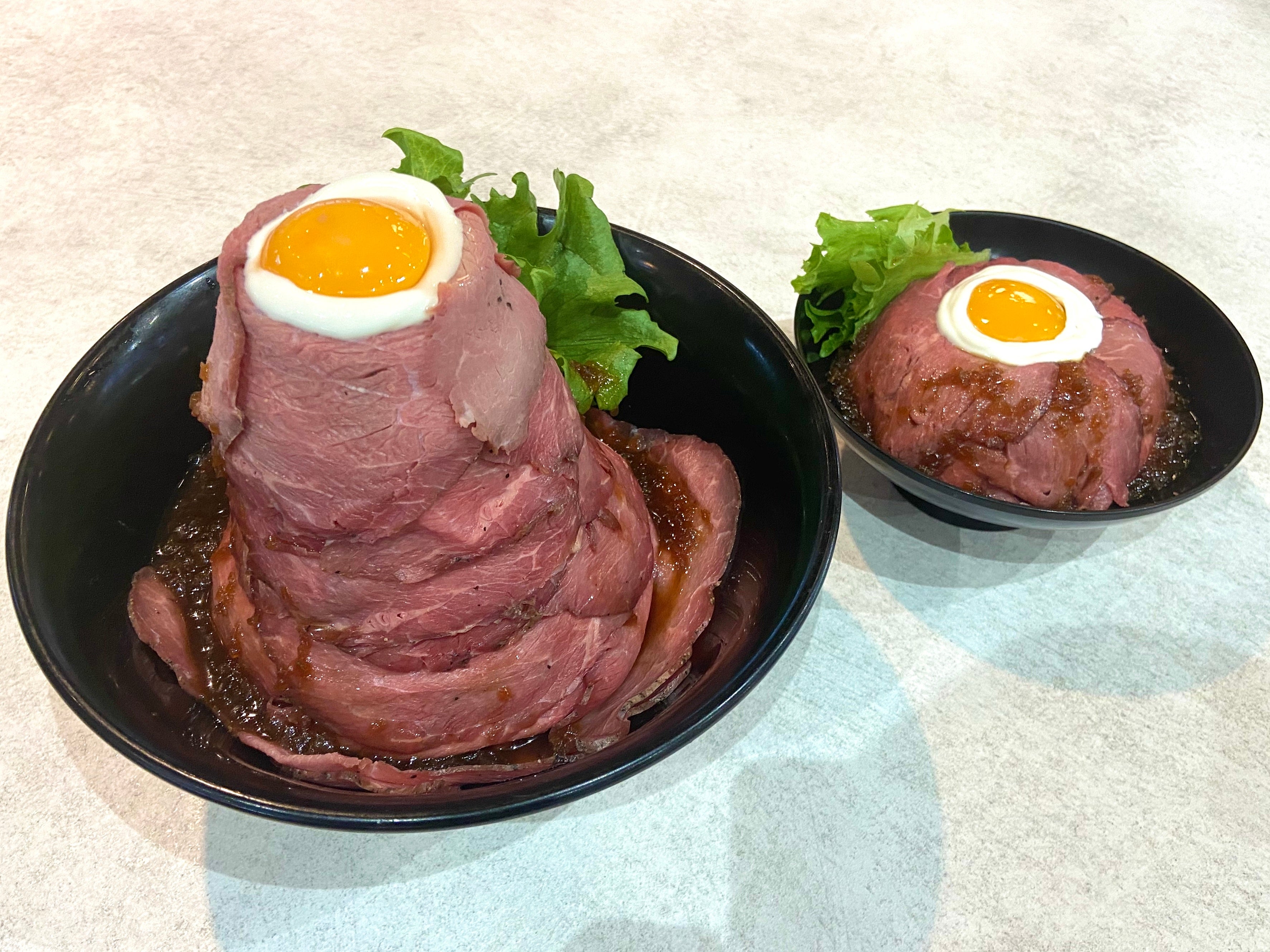 (左)3倍!ローストビーフ丼(1kg)、(右)通常サイズ(330g)