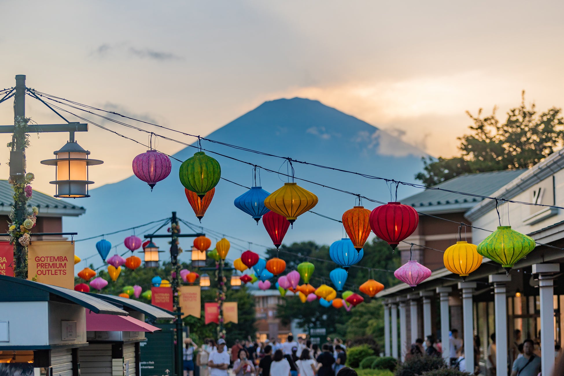 色鮮やかなランタンと富士山