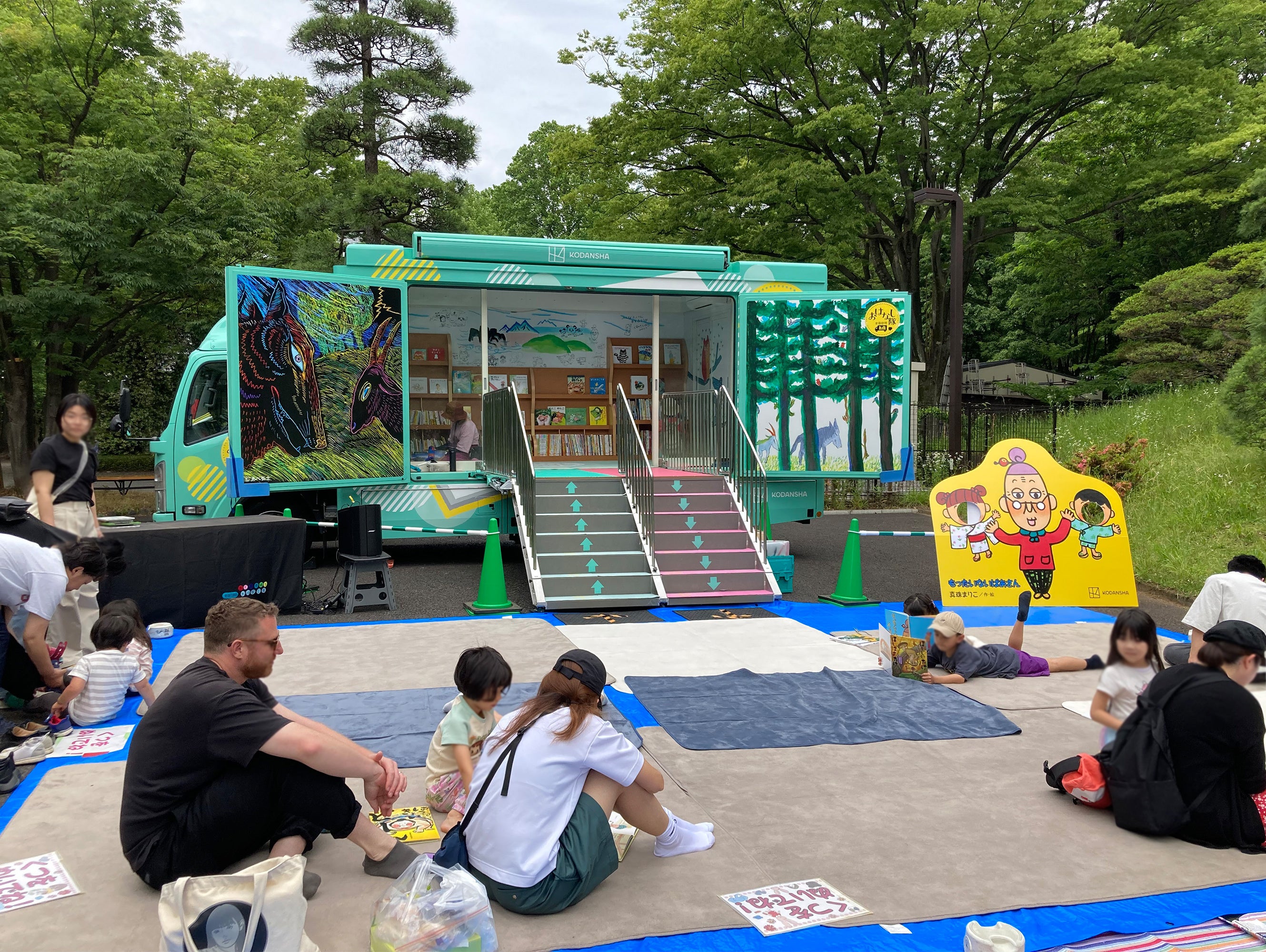 自由に絵本を読む様子　※イメージ