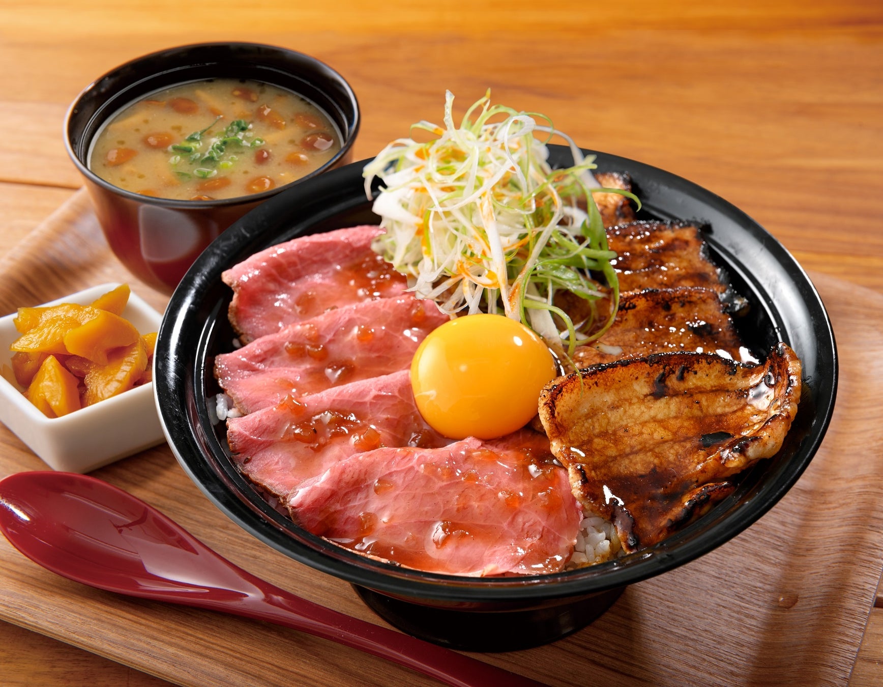 ローストビーフ Yoshimi  「ネギたま豚丼&ローストビーフ丼」