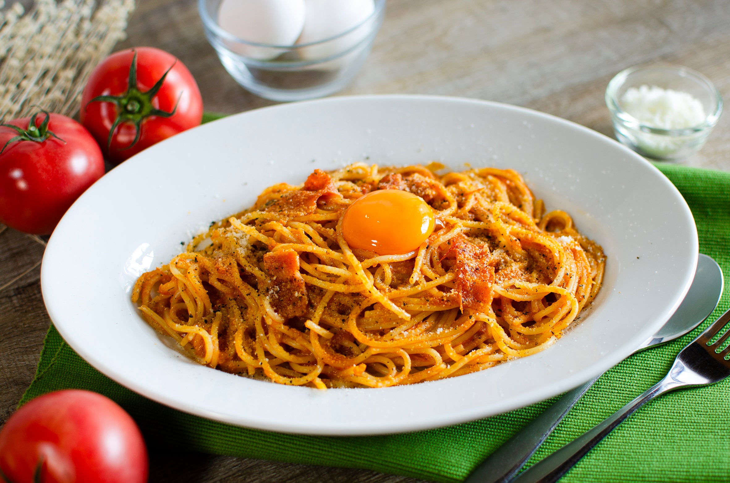 アットファームカフェ バイ グリンコーヒー「『TAMAYA』の卵と自家栽培トマトソースのカルボナーラ」