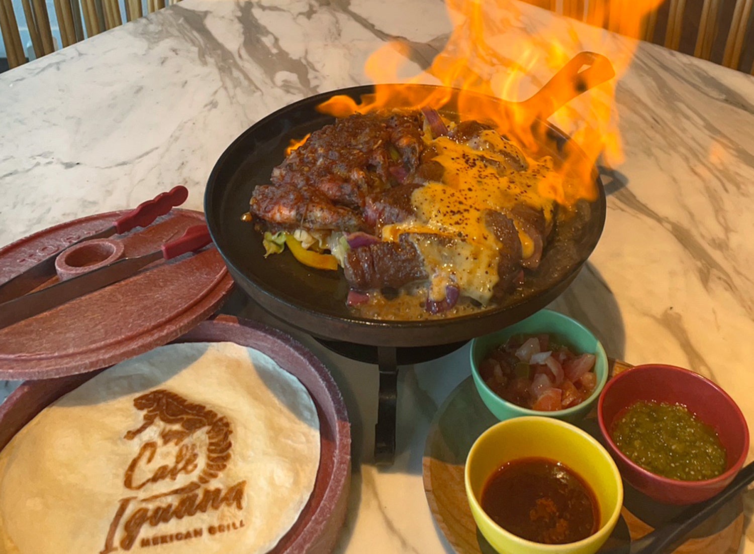 カフェイグアナ メキシカングリル&nbsp; 「国産黒毛和牛とソフトシェルシュリンプのミックスファヒータ」