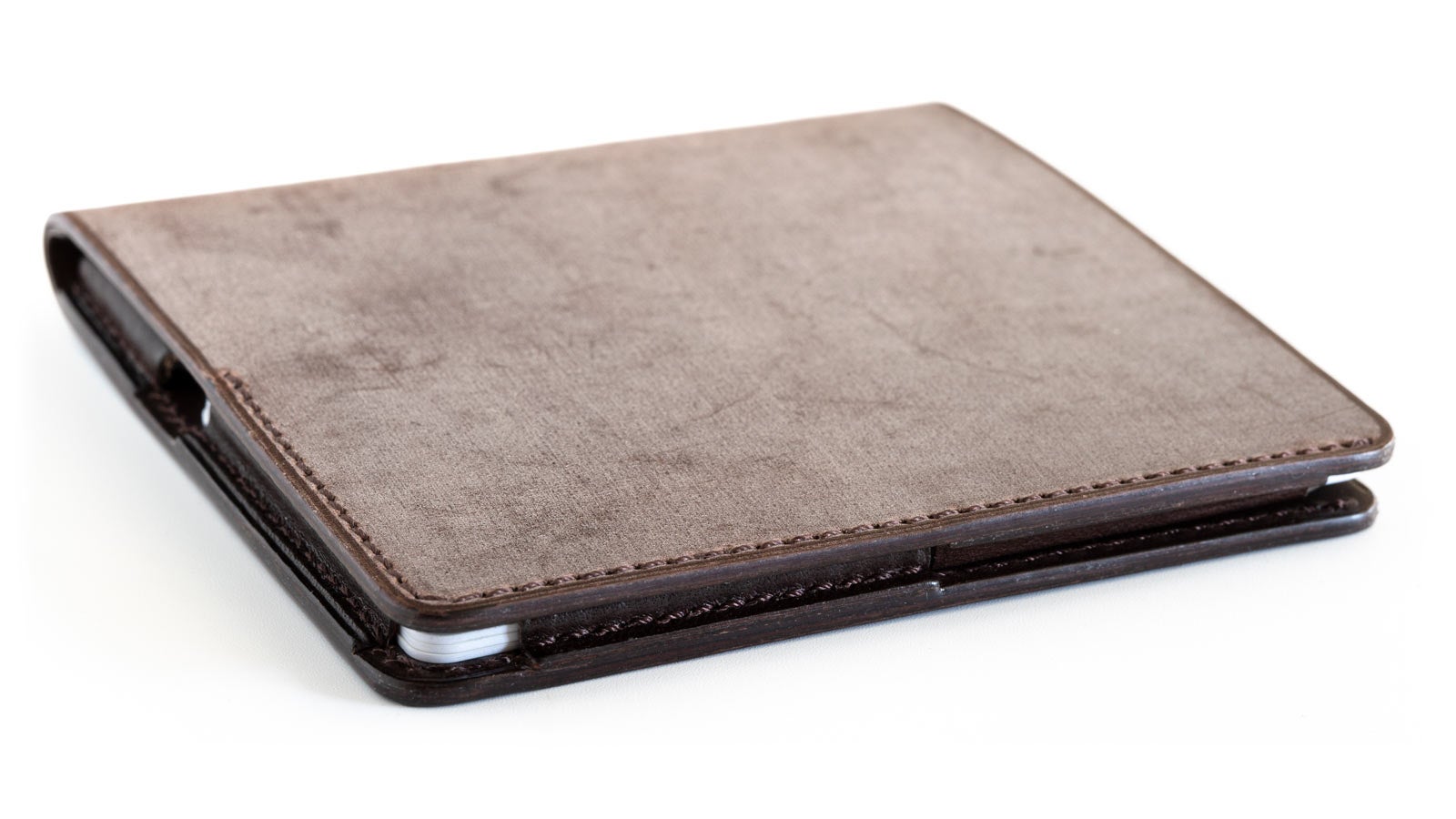 金物を一切用いず革だけで構成