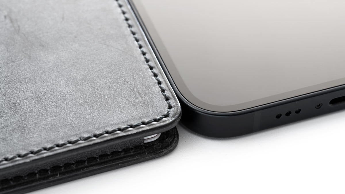 iPhoneと同等の薄さを実現