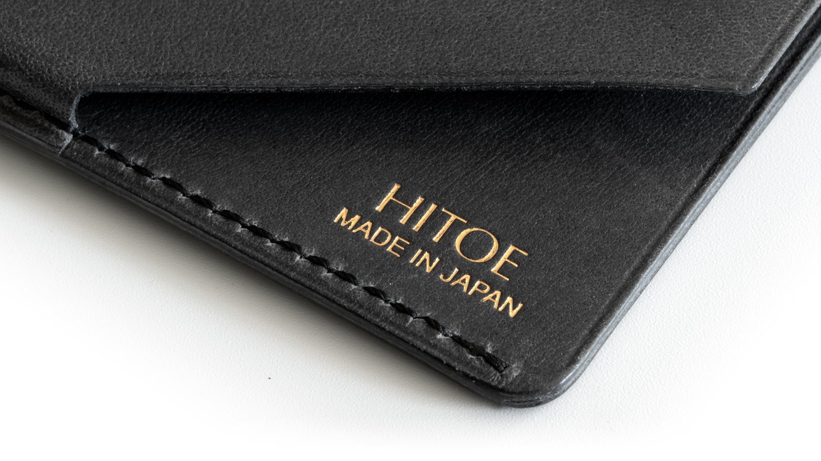 シンプルさを追求し、刻印はカードの下に隠れる