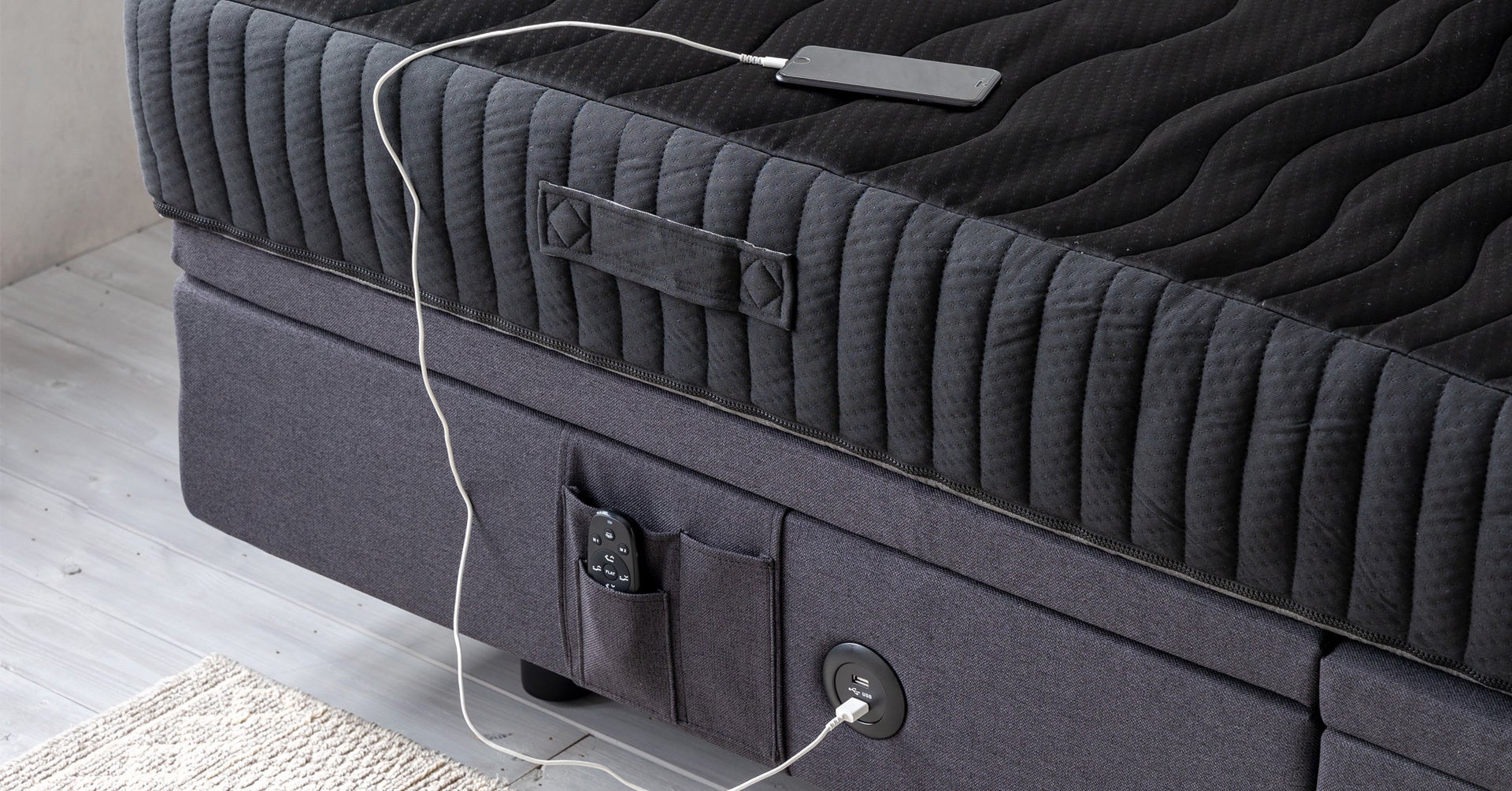 スマホ、充電用USBポート付き