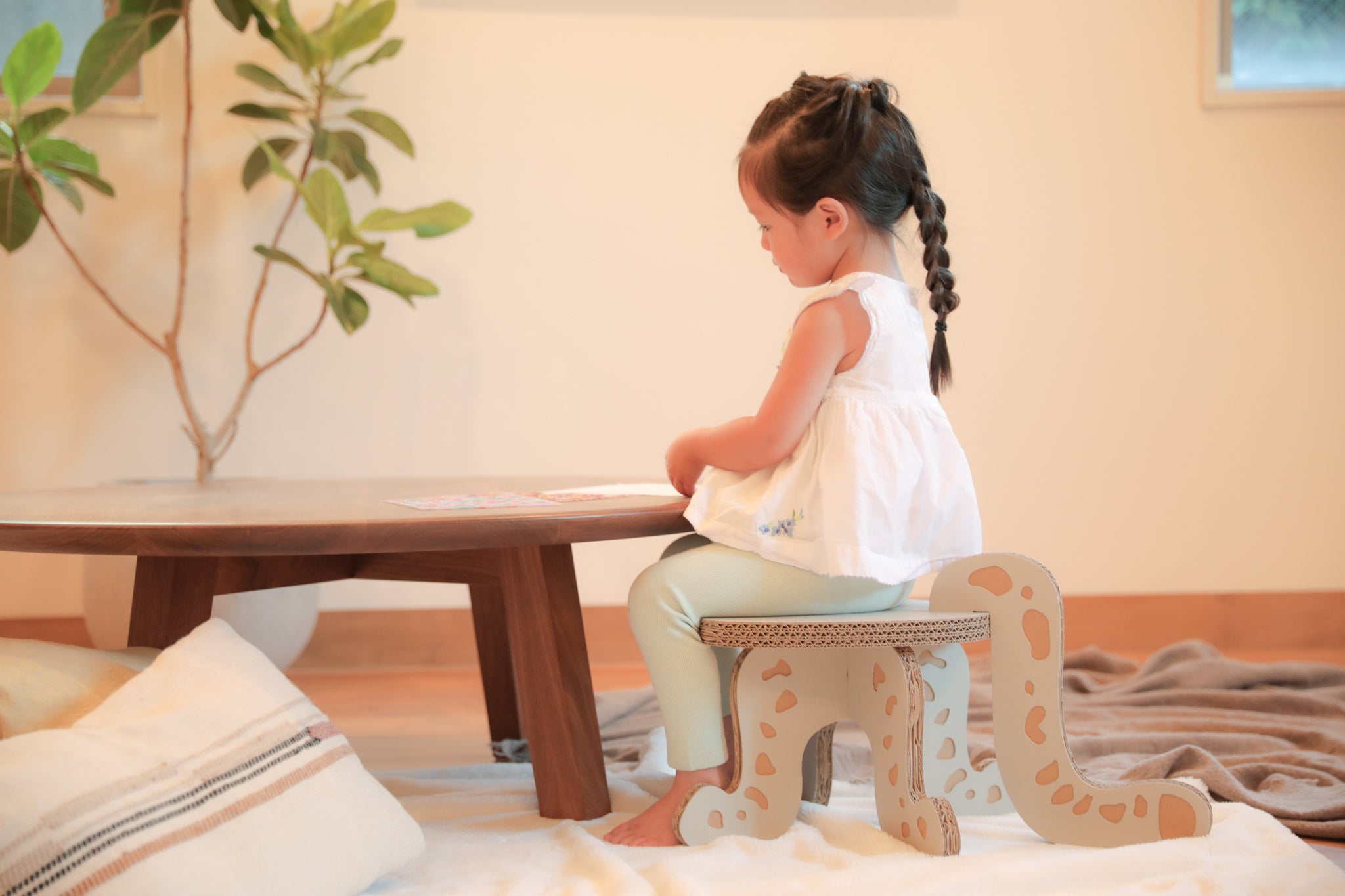 ユキヒョウスツール　5,001円　※店頭販売のみ 絶滅危惧種であるユキヒョウをモチーフにした、親子で一緒に組み立てることができる再生素材のダンボール製スツールです。