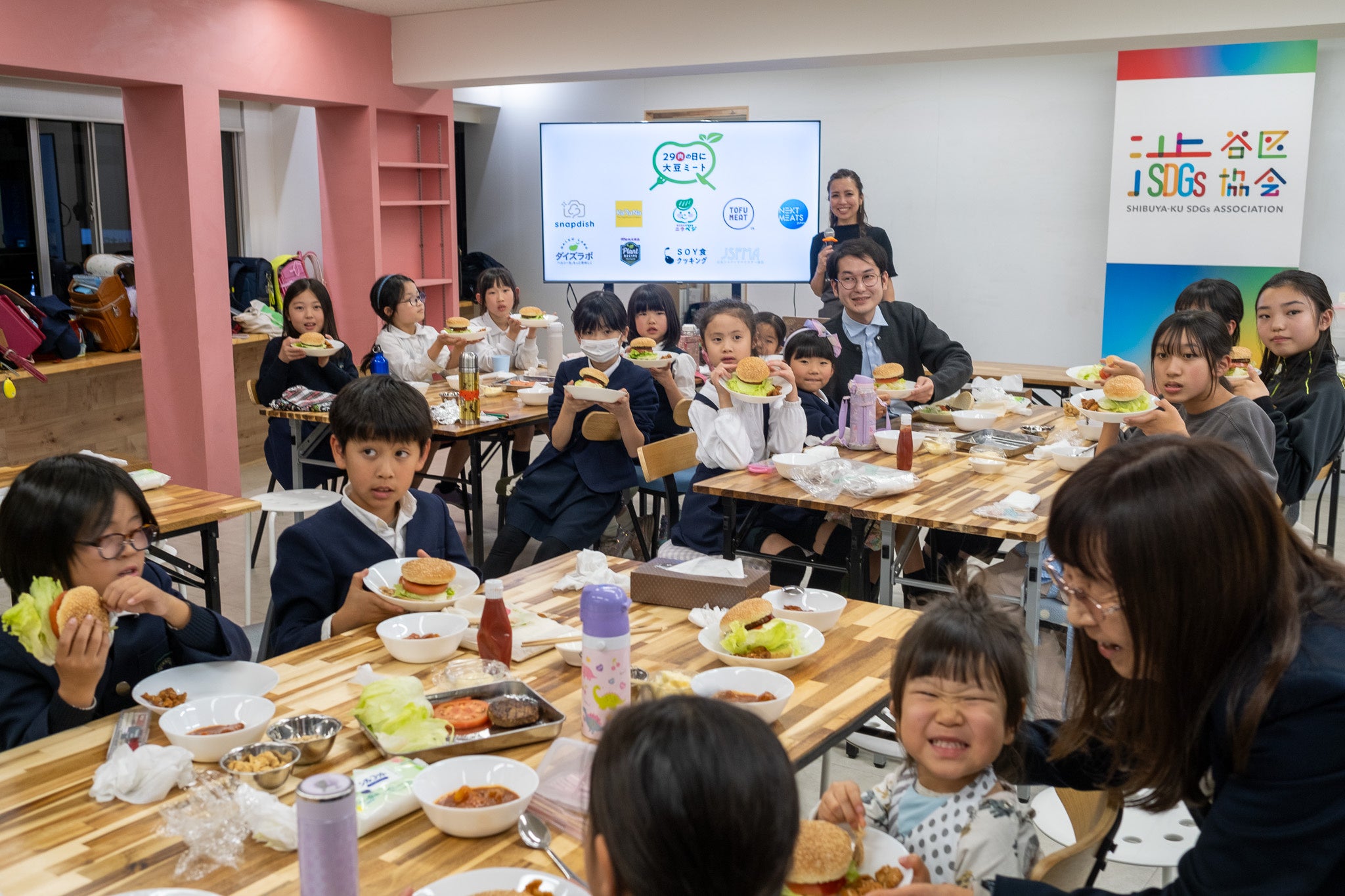 できあがったお料理を持って記念撮影