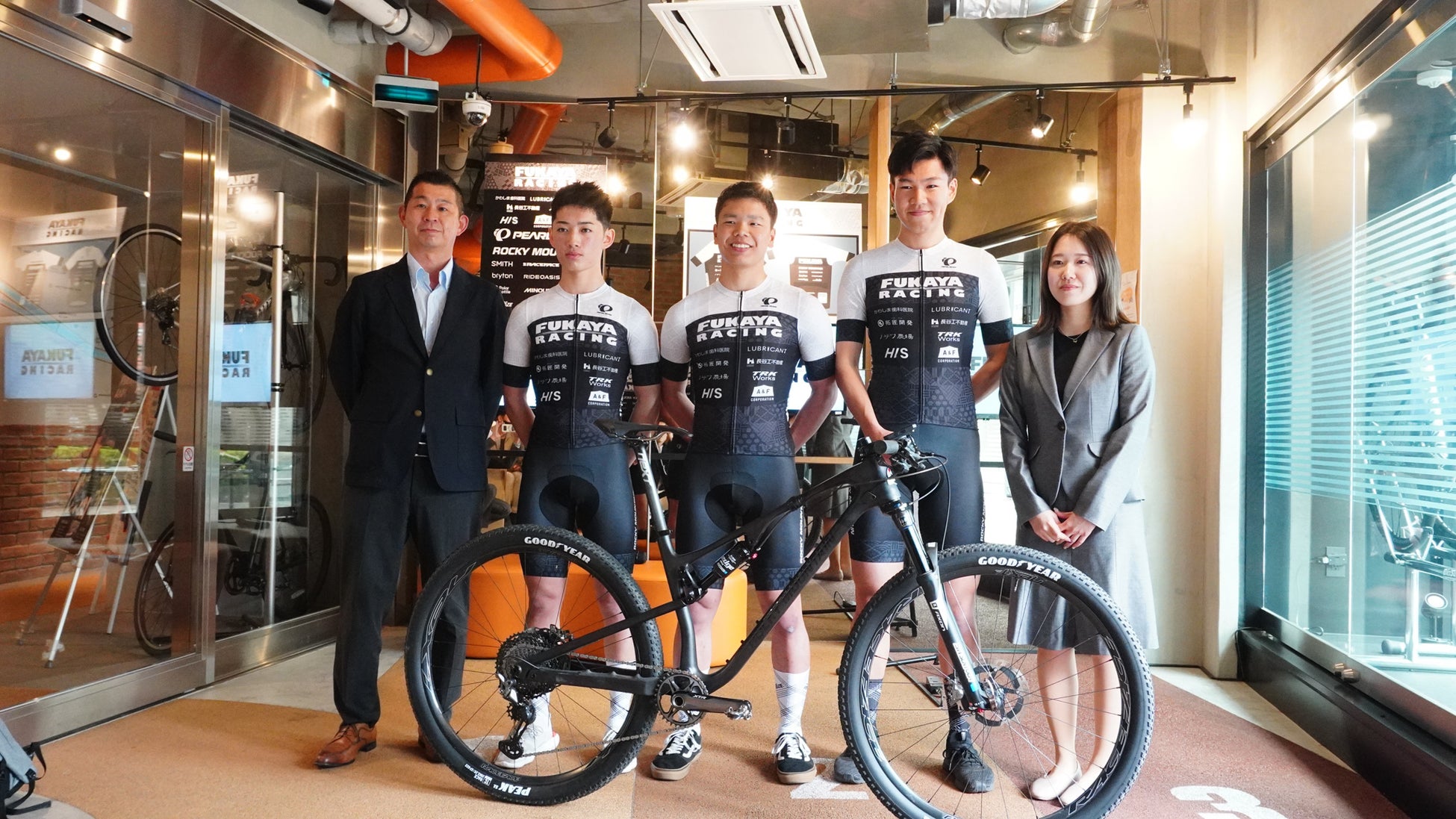 株式会社フカヤ 谷内代表取締役社長とFUKAYA RACINGメンバー