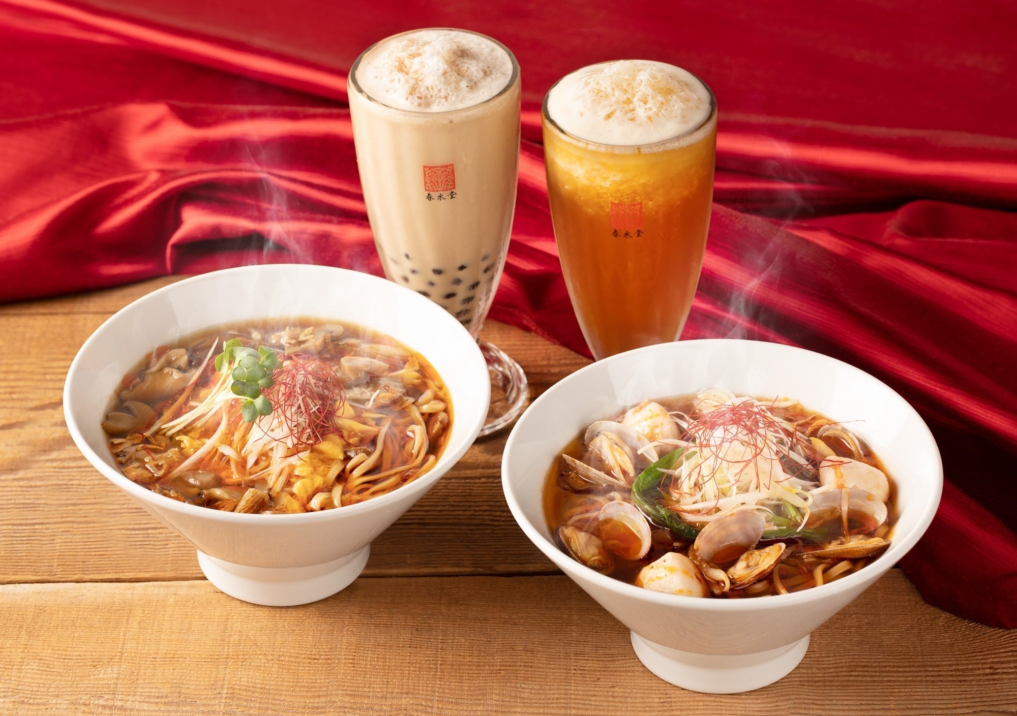 新作の「海鮮火鍋湯麵」（右）と「酸辣湯麵」(左)　