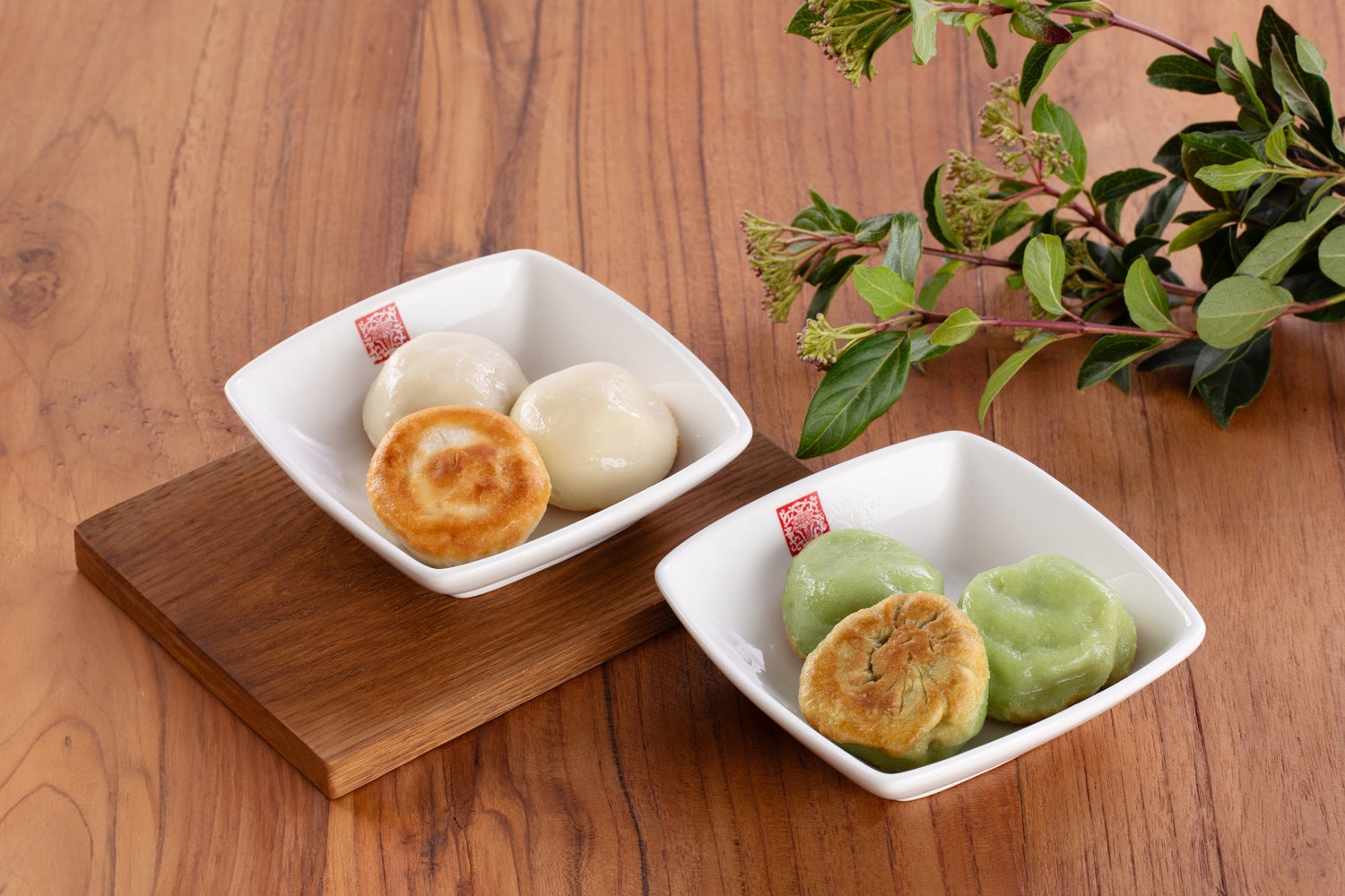 焼き小籠包（左）・翡翠焼き小籠包（右）