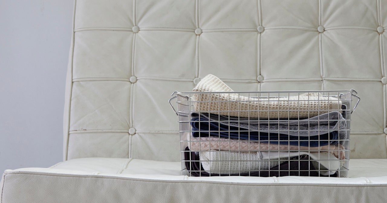 【お洗濯や収納にコンパクト！】  ポコポコとした凹凸が可愛いワッフルタオルは、通常のタオルの半分以下のボリューム。だからお洗濯も収納も、かさばらずとってもコンパクト。収納スペースや干すスペースの少ない方、部屋干しが多い方にもおすすめです。