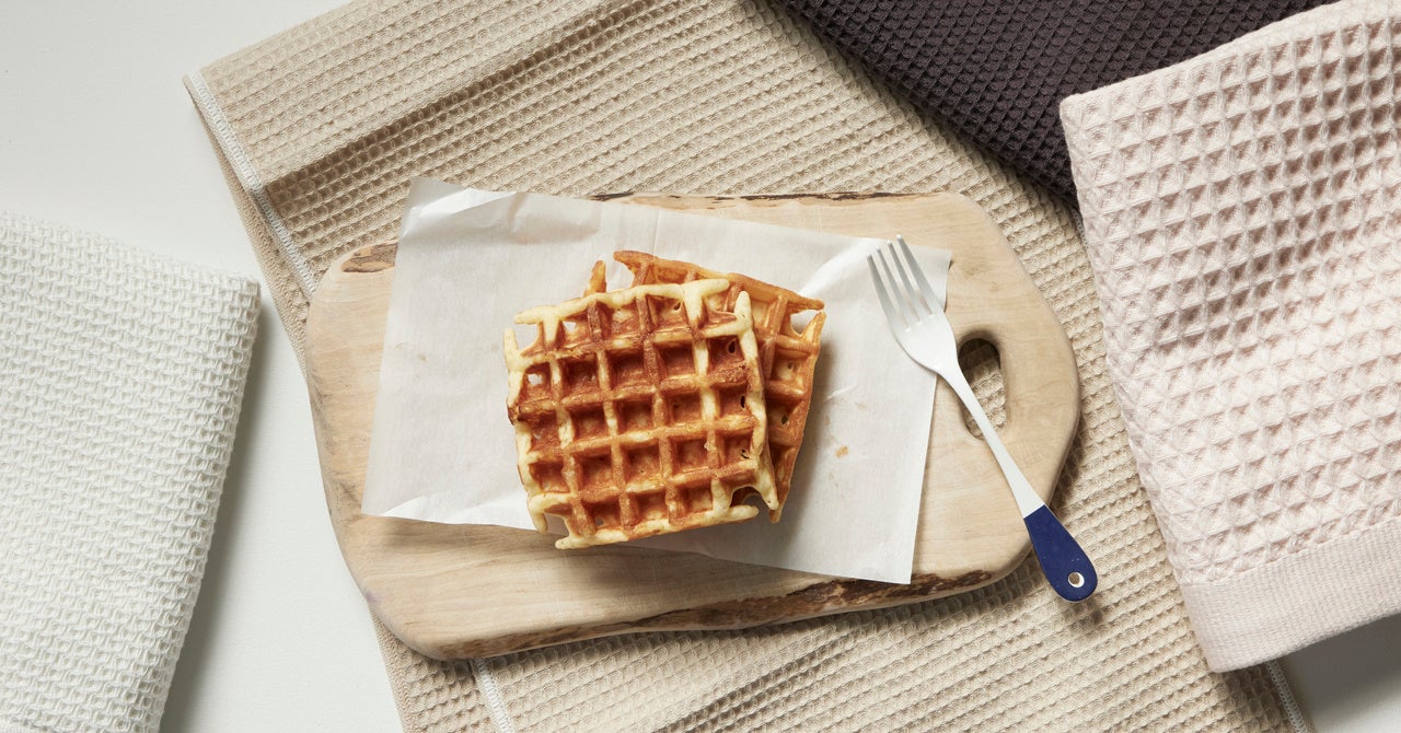まさに、お菓子のワッフルのようなマス目の凹凸がある織りで、縦糸と横糸で空気が通る様に立体的に形成されています。その糸と糸との間に空間がある構造なので、吸水性が抜群。そしてパイルが無い分、薄くて軽くてコンパクト！