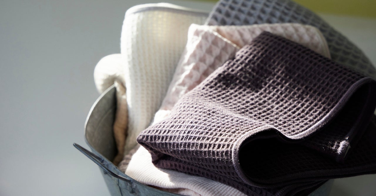 【薄手の速乾タイプ】  濡れたままのタオルには雑菌が繁殖しやすく、不衛生になりがち。ワッフルタオルは空気の通りが良いが良いため、乾きが早いので清潔さが保てます。