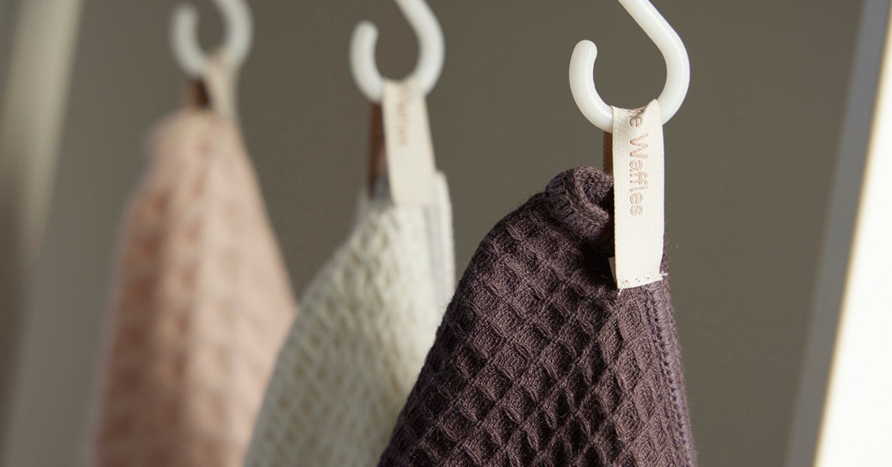 【便利なループ】毎日使うタオルだから、簡単に取り外しが可能なループ機能。1日なんども使う水回りでかさばらず大活躍！抗菌性も兼ね備えているから、気になる生乾きのにおいもシャットアウト！