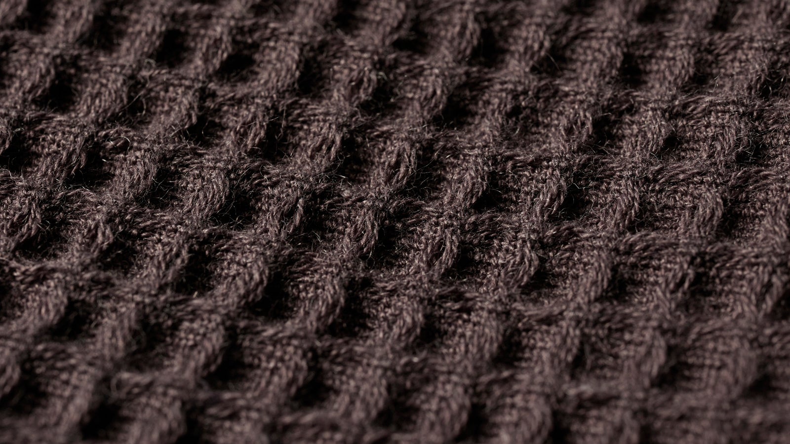 『しゃりッフル』は、”綿の柔らかさ”と”麻のハリ”をミックスさせた、まさに良いとことどりの風合い。麻独特のの硬さが和らぎ、タオルに適した柔らかさに仕上げました。