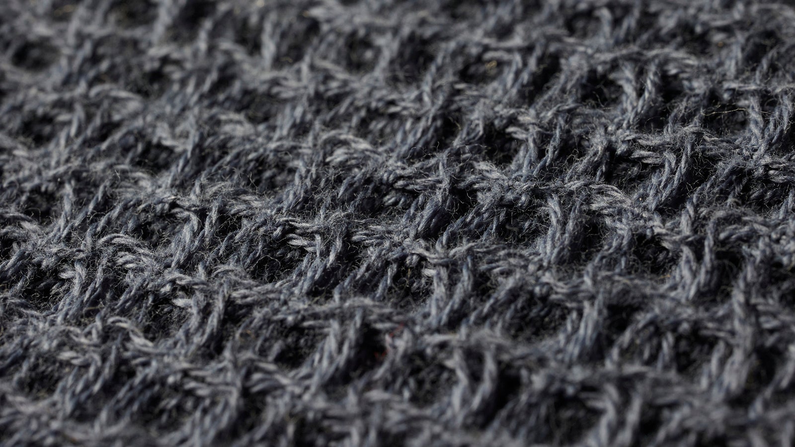 『かるッフル』は、糸の中心に空洞の”中空糸”を使って織り上げたタオルです。空気を含んだ軽さが特徴。