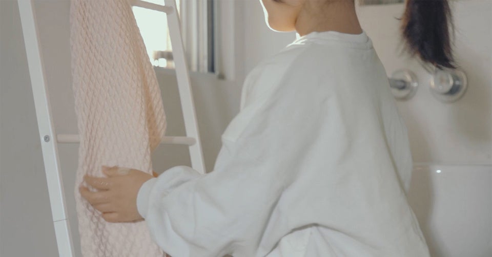 娘＿おやつタイムの手洗い！ワッフル織の凹凸感によってすばやく水分を吸収するので、手洗い後もすっきり。乾きも早いので衛生的。洗面所や台所のタオルとしても。