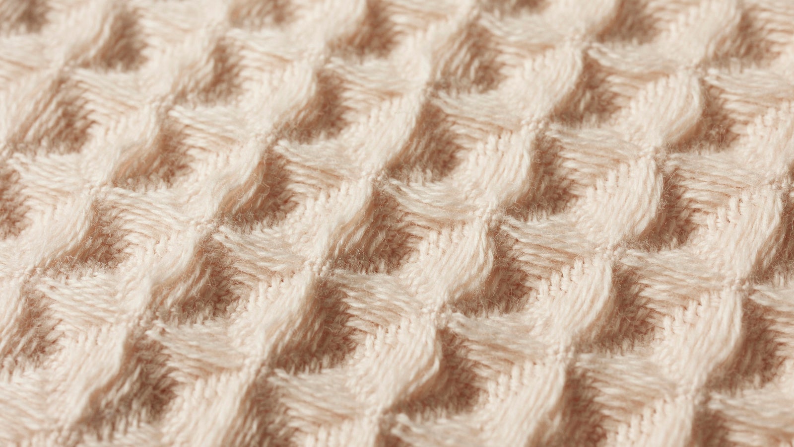 『ふわッフル』は、弾力があり”ふわっ”とした肌触りが特徴のタオルです。高品質の上質な繊維を使用しているので、綿特有の機能性を発揮！ボリューム感たっぷりの大柄のワッフルタオルです。